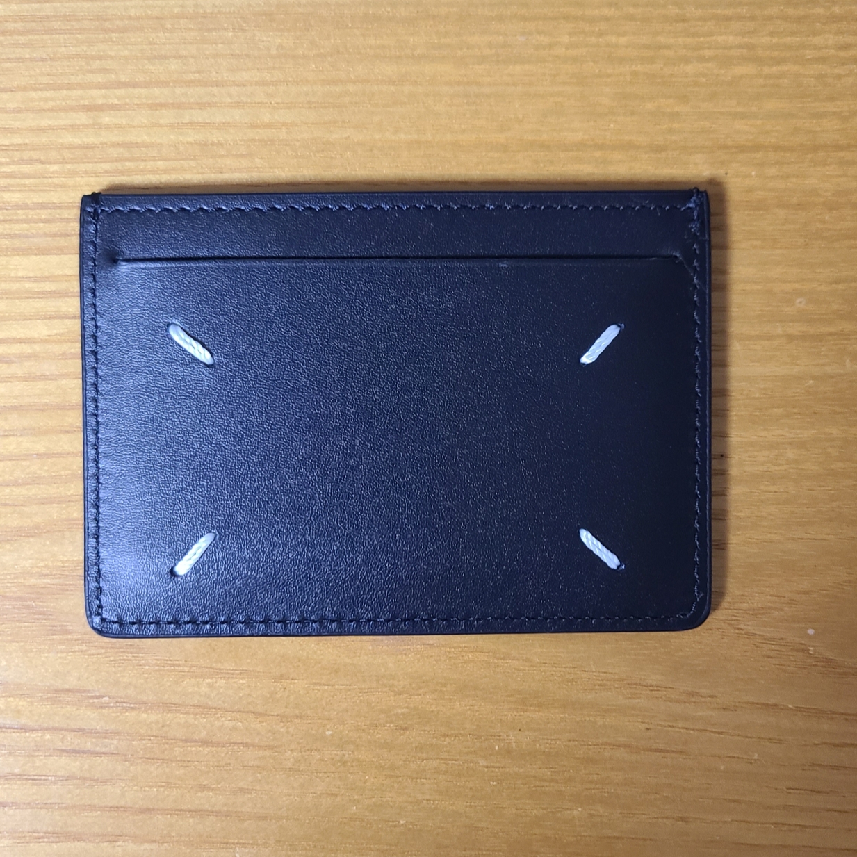 Maison Margiela Four Stitch Card Holder Black 착용 스타일 - 3