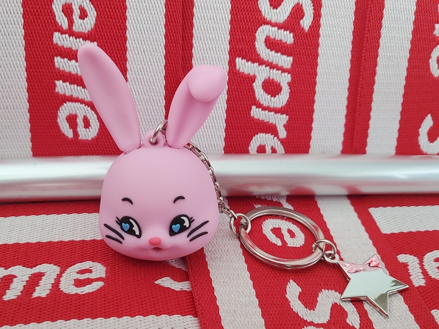 NewJeans Tokki Keyring Pink 착용 스타일