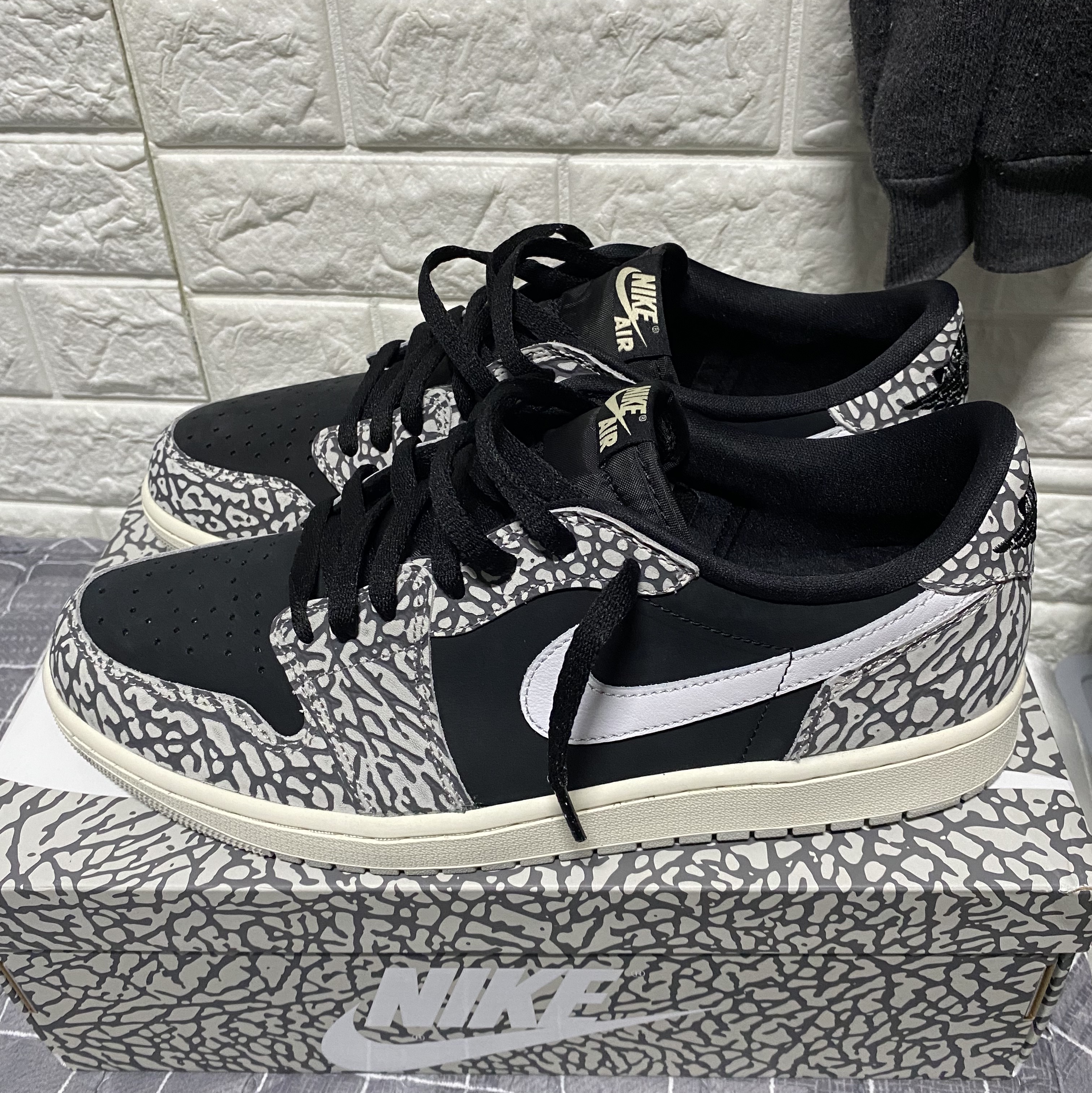 Jordan 1 Retro Low OG Black Cement 착용 스타일 - 2