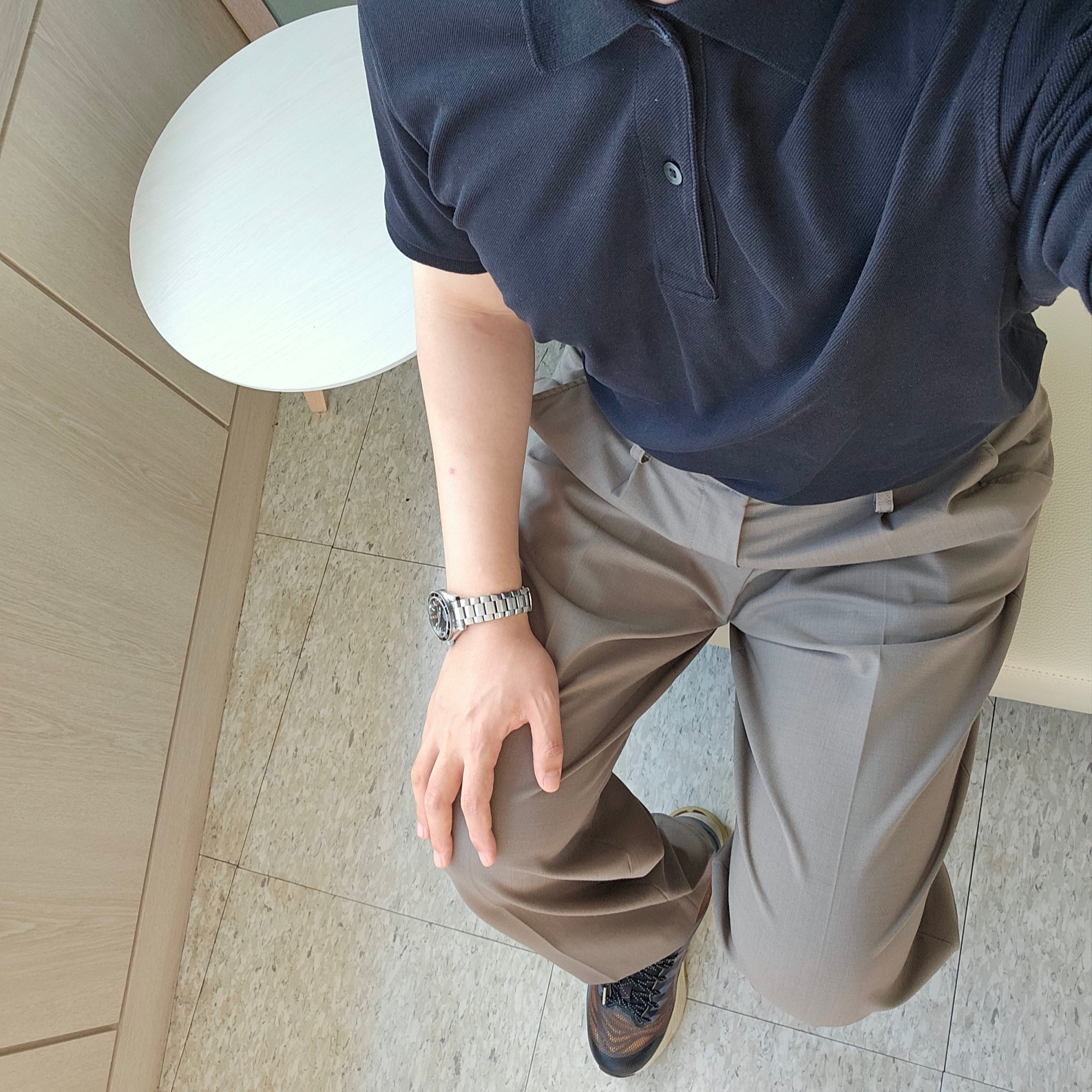 (W) Asics FN3-S Gel-Kayano 28 Anthracite Antique Gold, Omega Seamaster Planet Ocean 600M Co Axial Master Chronometer Steel Black 착용 스타일 - 1
