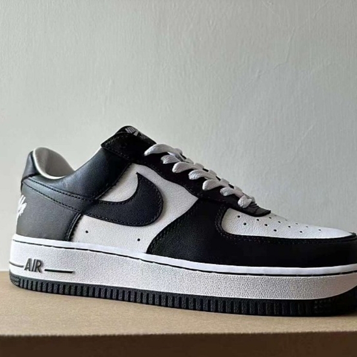 Nike x Terror Squad Air Force 1 Low QS Blackout 착용 스타일 - 2