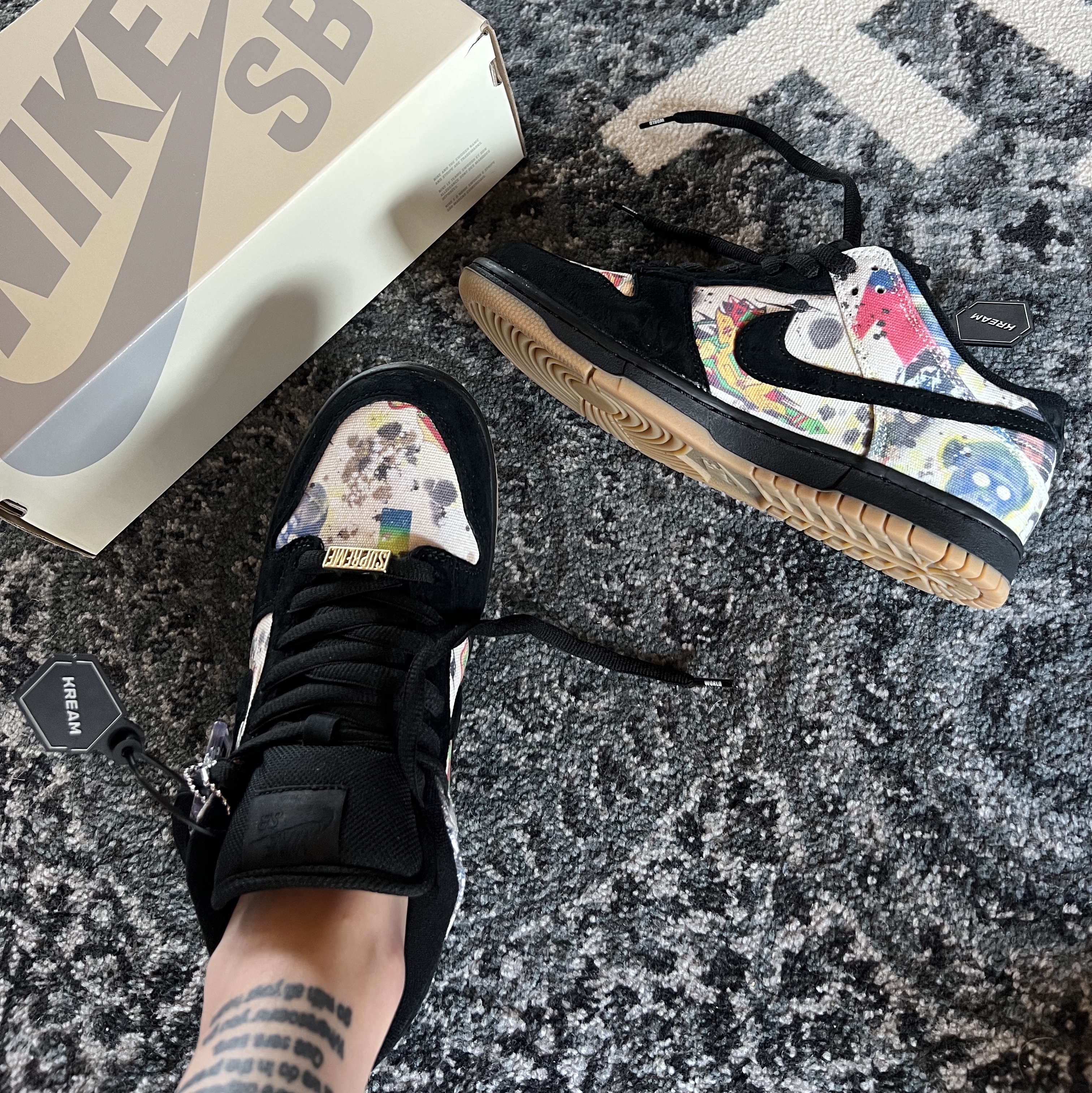 Nike x Supreme SB Dunk Low QS Rammellzee Black 착용 스타일