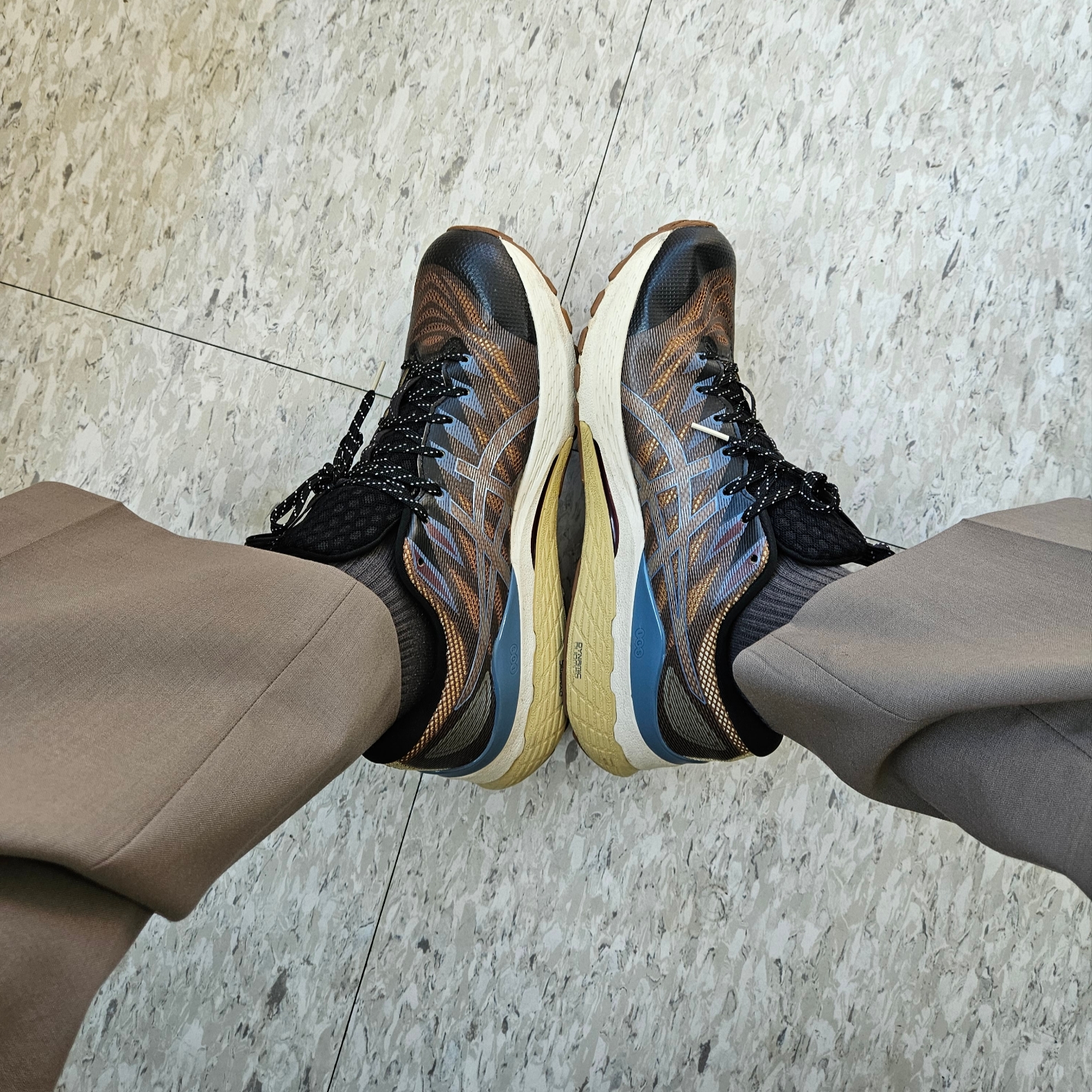 (W) Asics FN3-S Gel-Kayano 28 Anthracite Antique Gold, Omega Seamaster Planet Ocean 600M Co Axial Master Chronometer Steel Black 착용 스타일 - 4