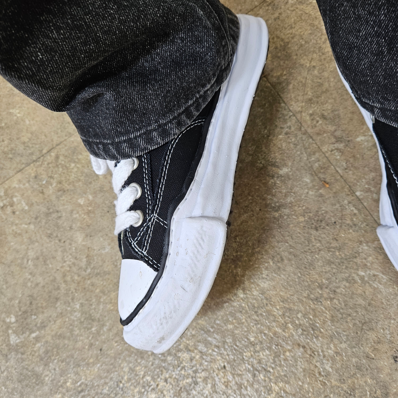 Maison Mihara Yasuhiro Peterson OG Sole Canvas Low Sneakers Black 착용 스타일 - 2