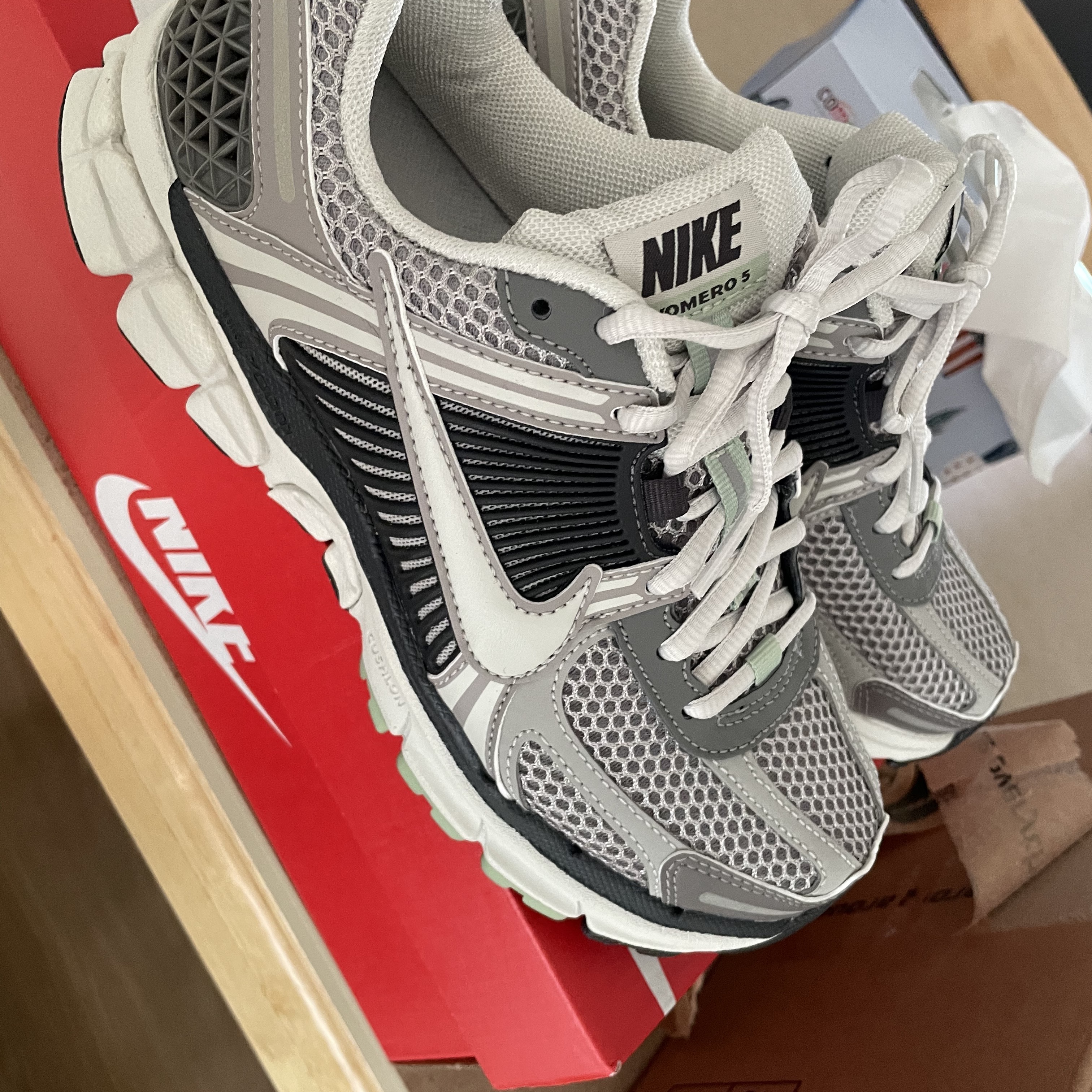 (W) Nike Zoom Vomero 5 Cobblestone and Flat Pewter 착용 스타일 - 2