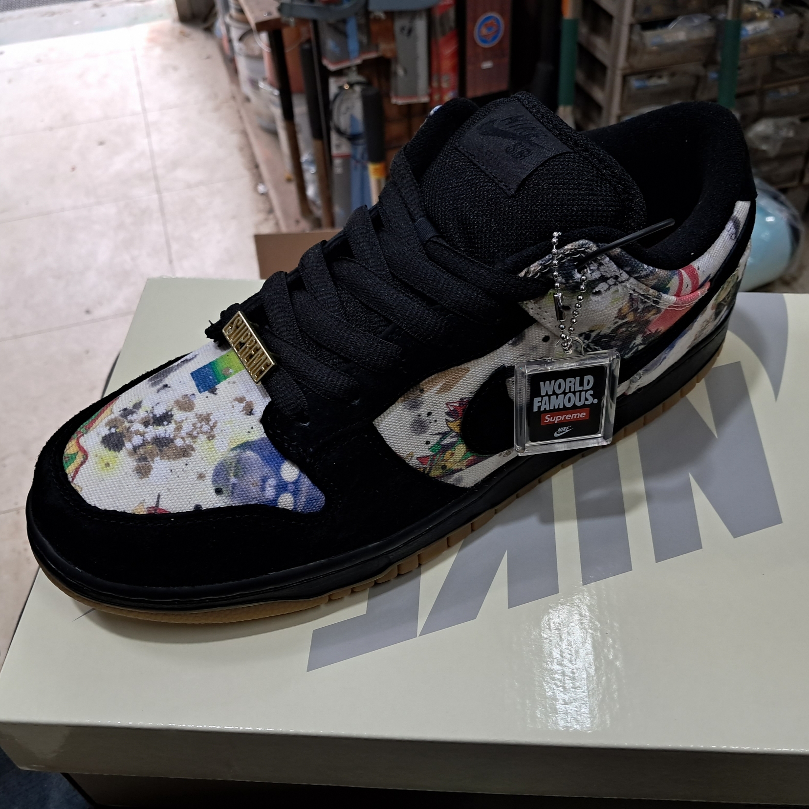 Nike x Supreme SB Dunk Low QS Rammellzee Black 착용 스타일 - 2