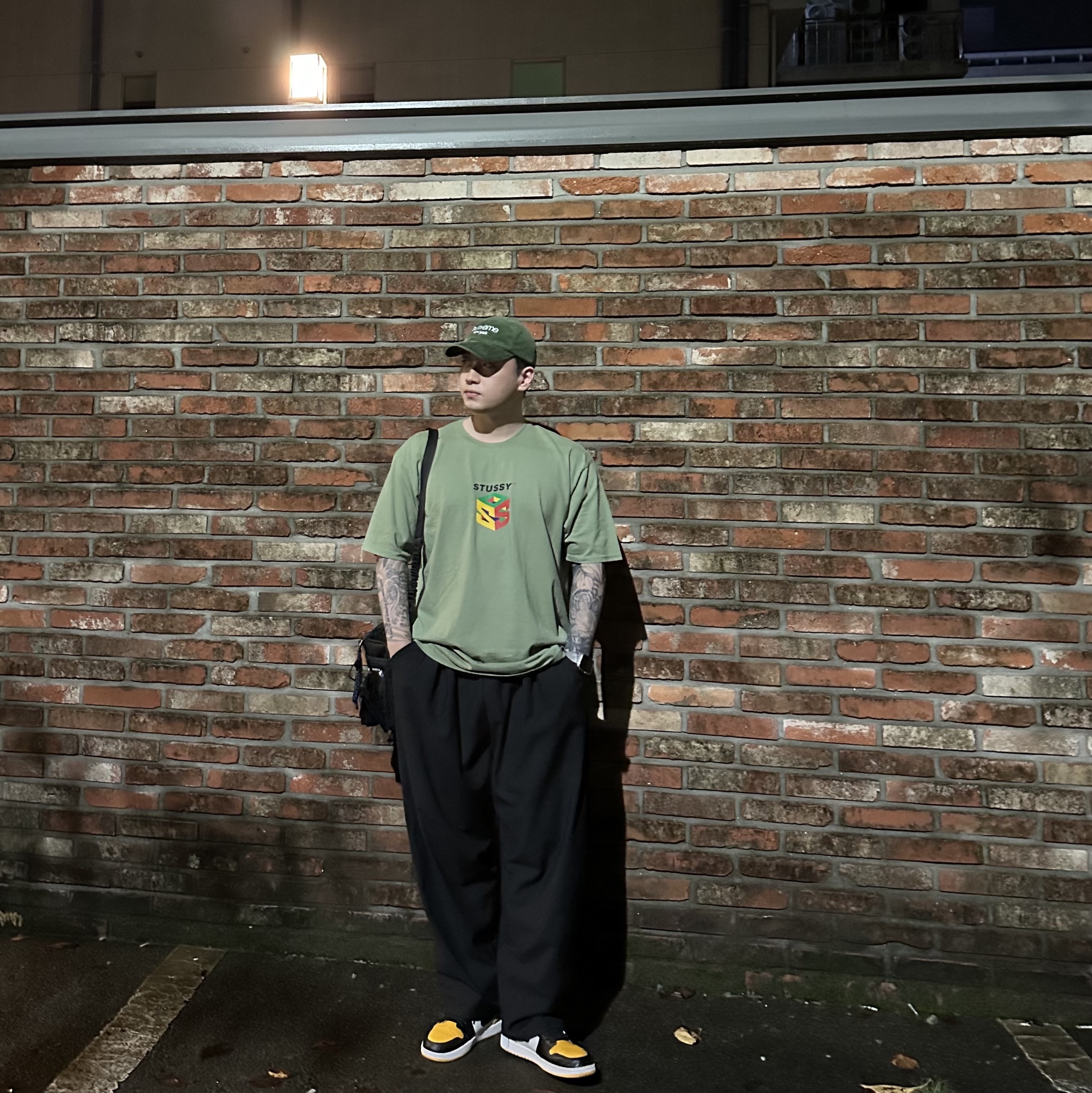 Jordan 1 Retro High OG Taxi, Ader Error x Eastpak Shoulder Bag Black 착용 스타일 - 1