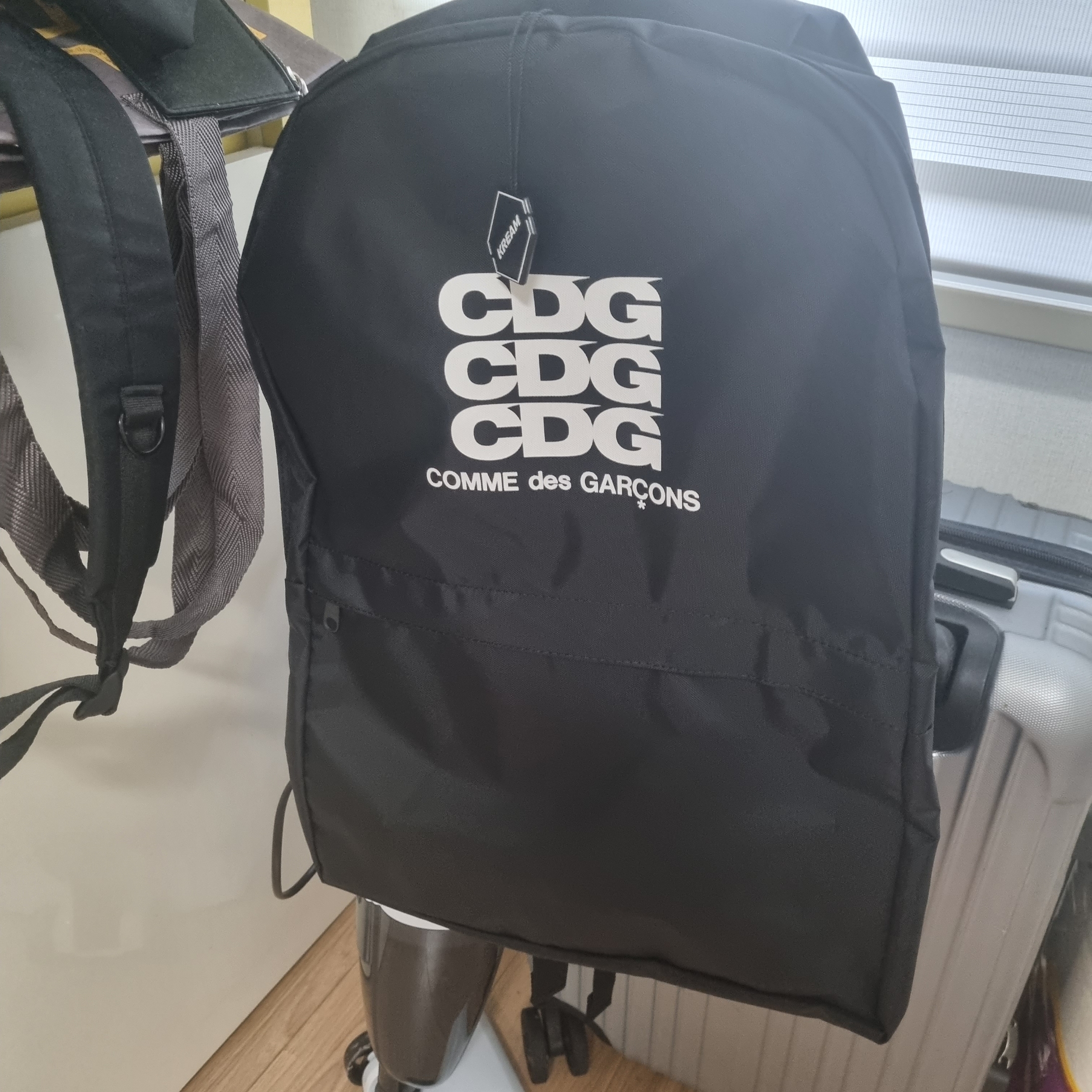 CDG Backpack Black 착용 스타일