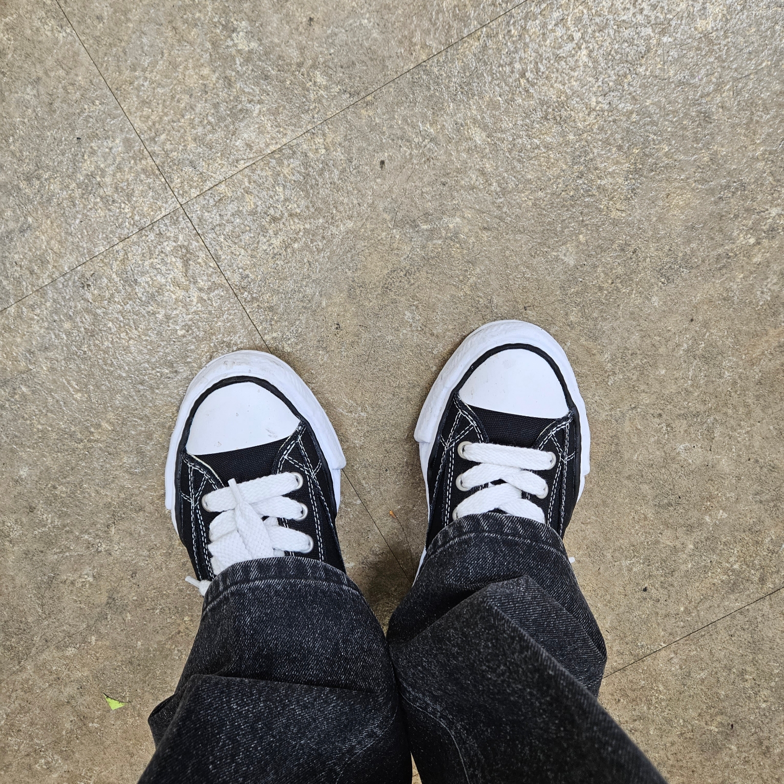 Maison Mihara Yasuhiro Peterson OG Sole Canvas Low Sneakers Black 착용 스타일 - 1