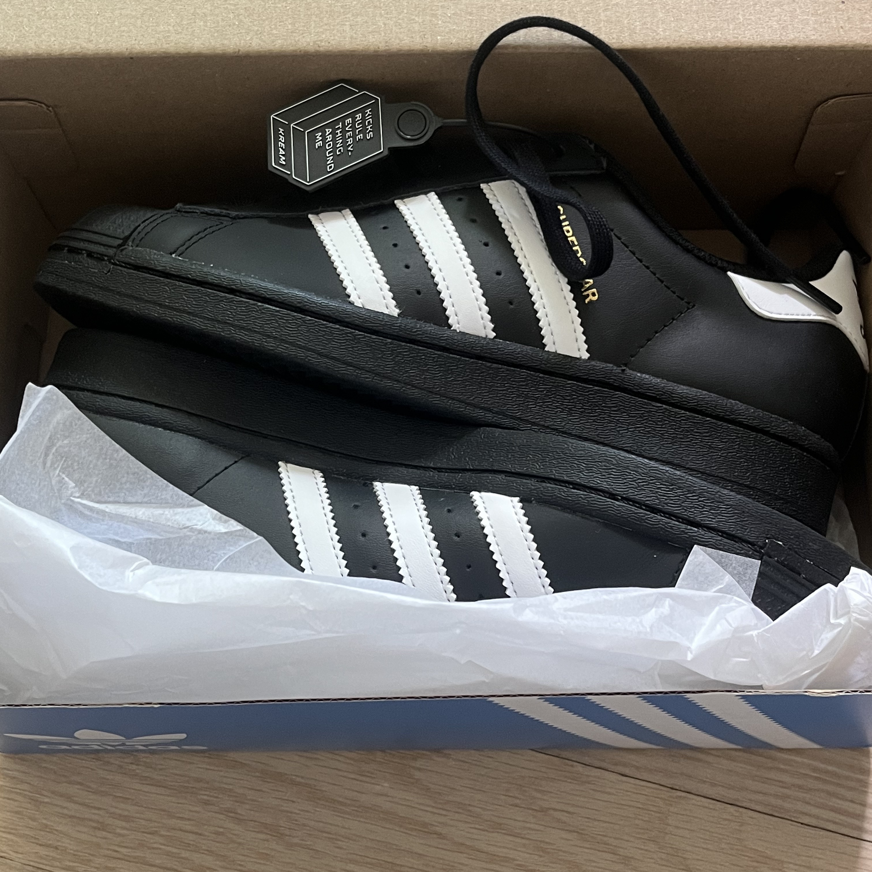 Adidas Superstar Core Black White 착용 스타일