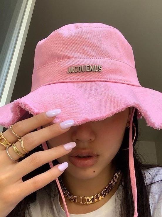 Jacquemus Le Bob Gadjo Bow Bucket Hat Pink, Jacquemus Le Bob Gadjo Bow Bucket Hat Dark Brown 착용 스타일 - 2