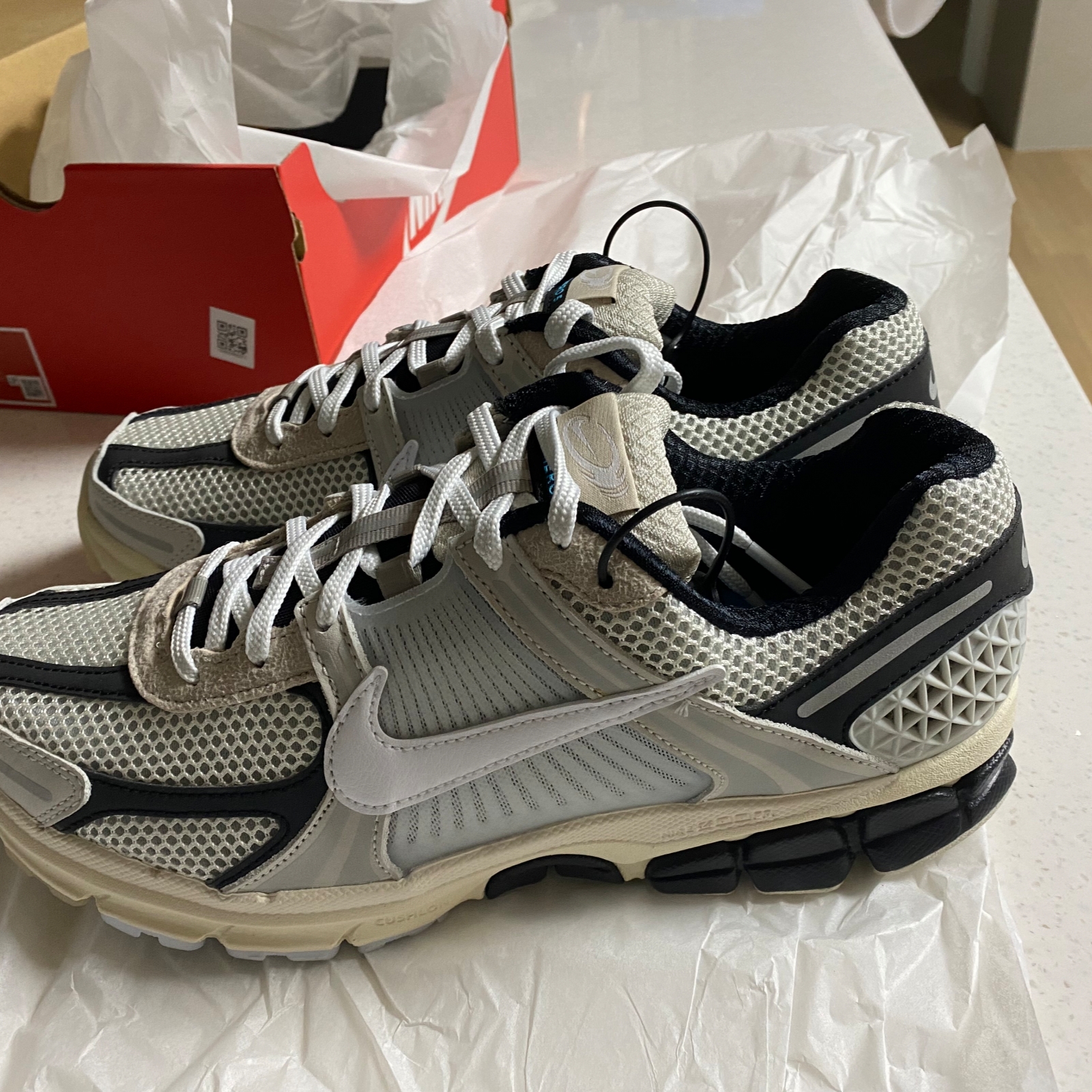 Nike Zoom Vomero 5 Light Bone and Black 착용 스타일 - 1