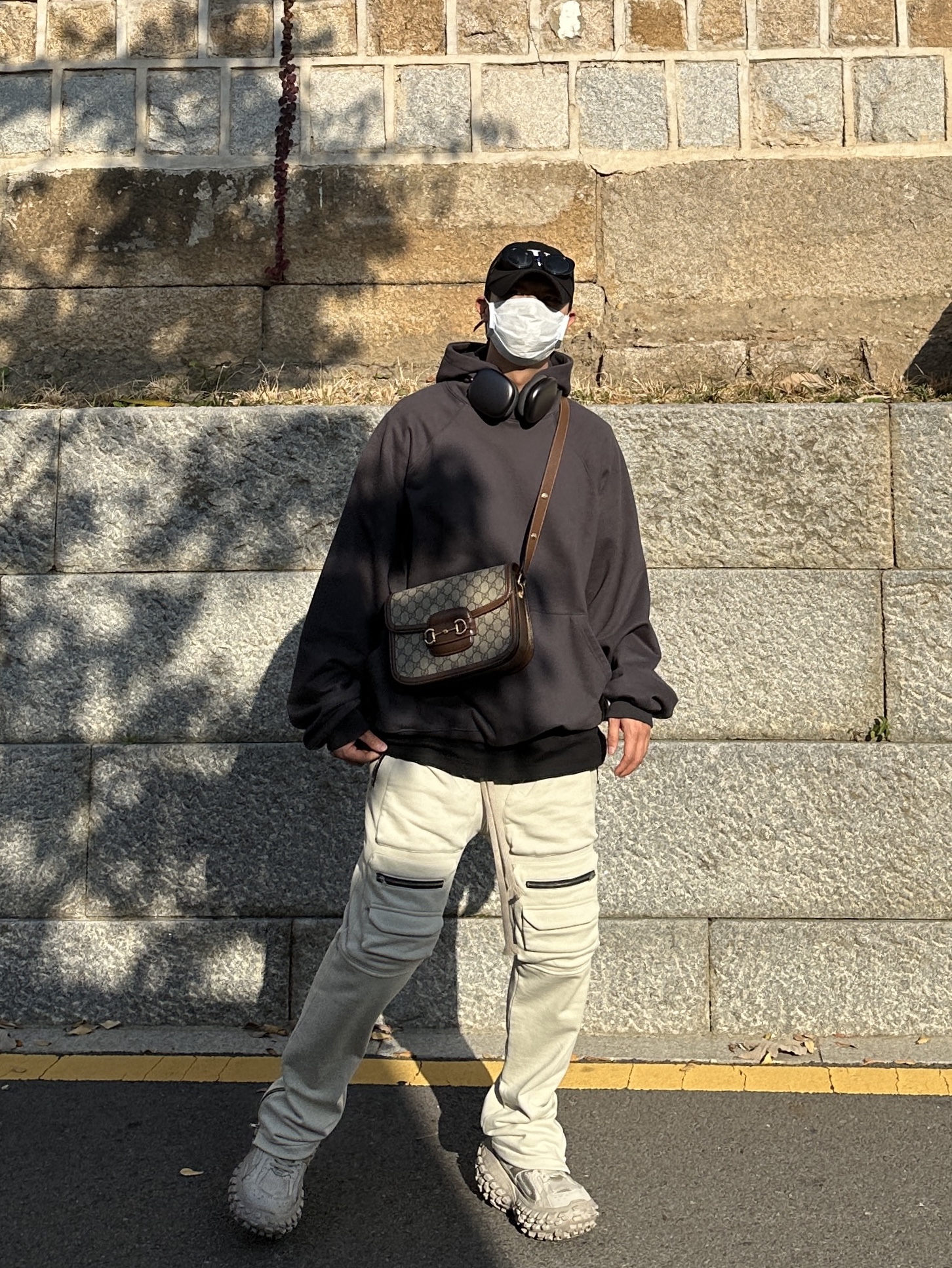 Gucci Horsebit 1955 Shoulder Bag Beige Ebony, Apple AirPods Max Lightning Space Gray (Korean Ver.) 착용 스타일