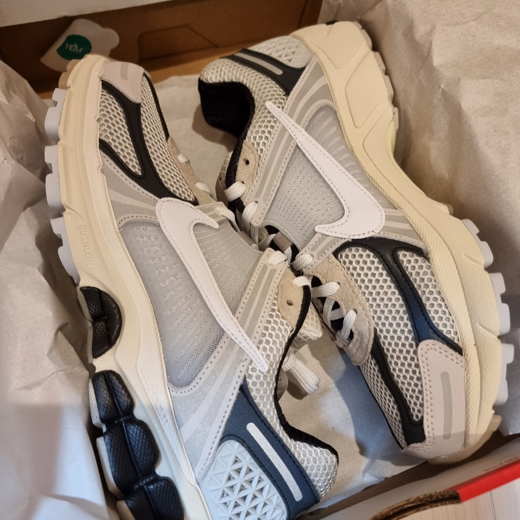 Nike Zoom Vomero 5 Light Bone and Black 착용 스타일 - 1