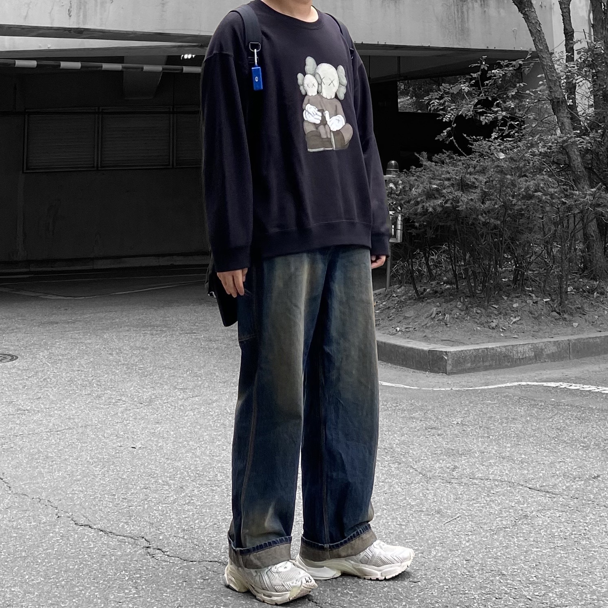 Uniqlo UT x Kaws Long Sleeve Sweatshirt Black, Balenciaga Runner Sneakers White 착용 스타일 - 3
