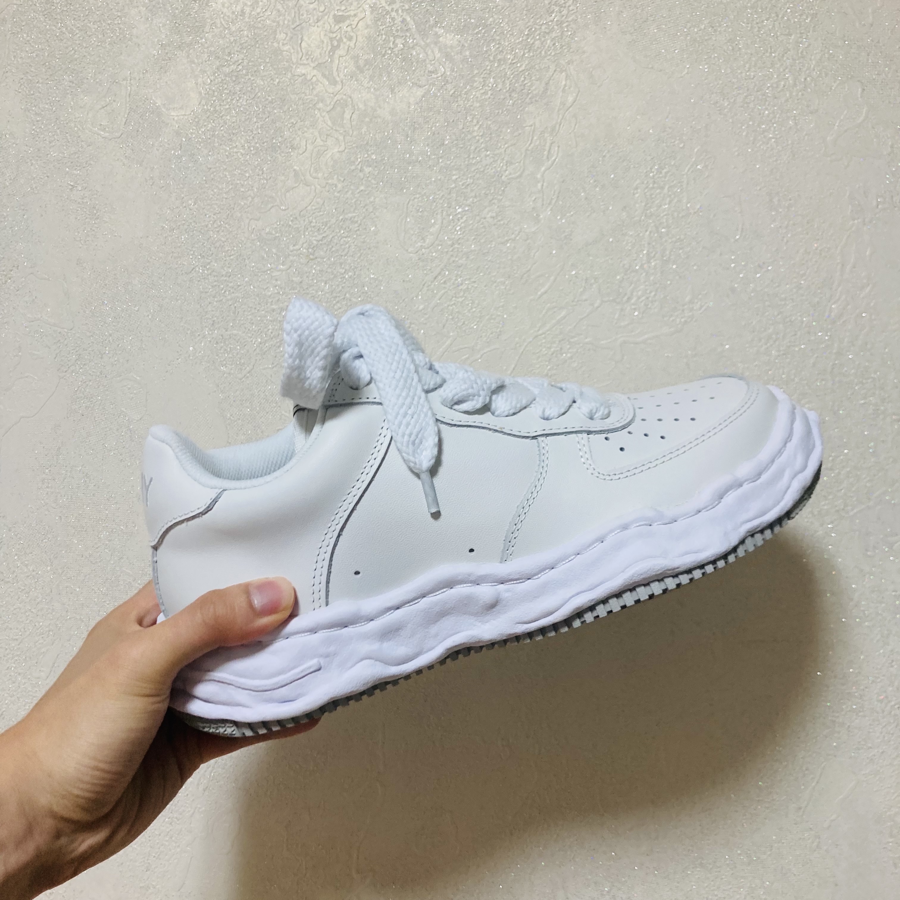 Maison Mihara Yasuhiro Wayne OG Sole Leather Low-top Sneakers White 착용 스타일 - 1