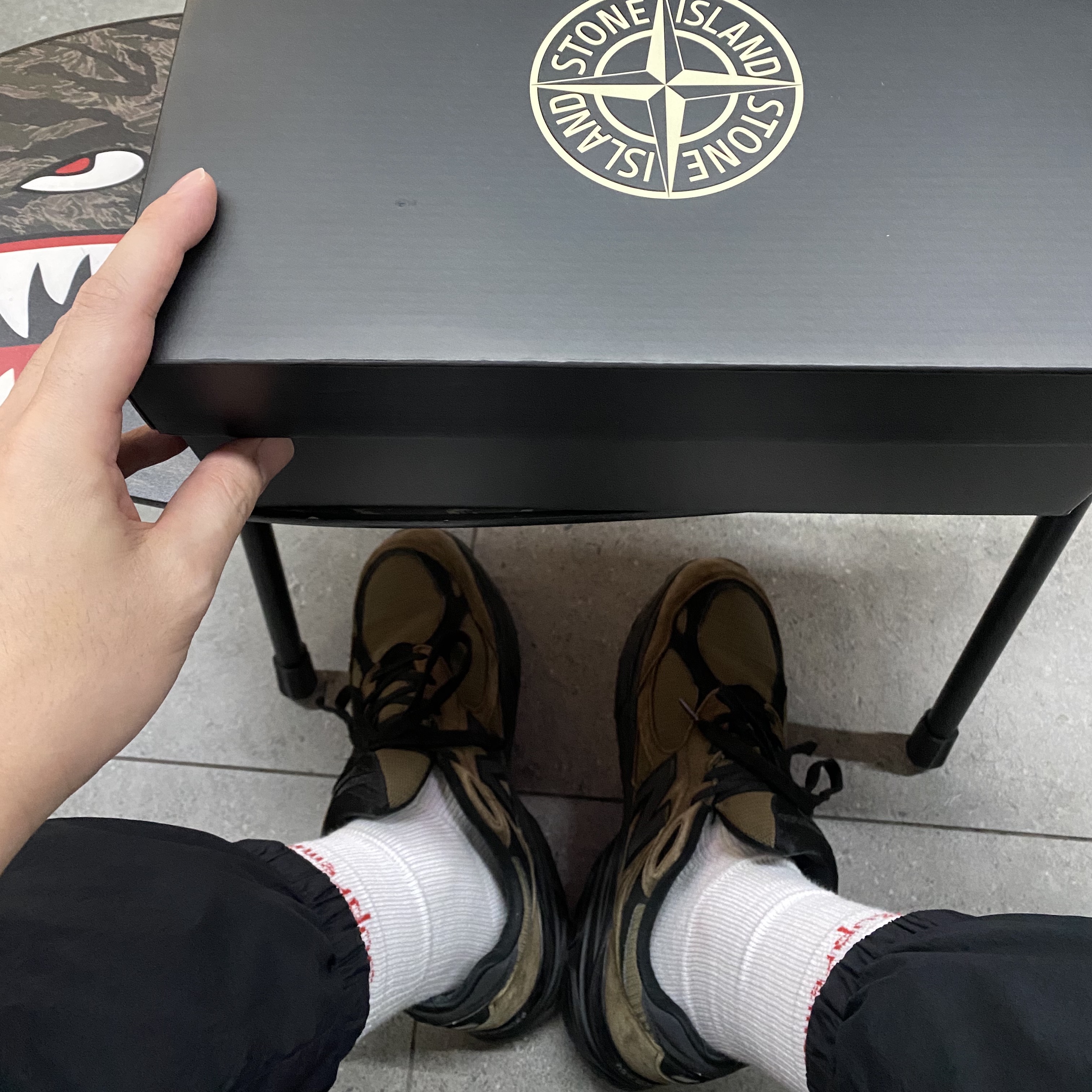 New Balance x Stone Island 574 Legacy Green, New Balance x JJJJound 990v3 Brown Black 착용 스타일 - 1