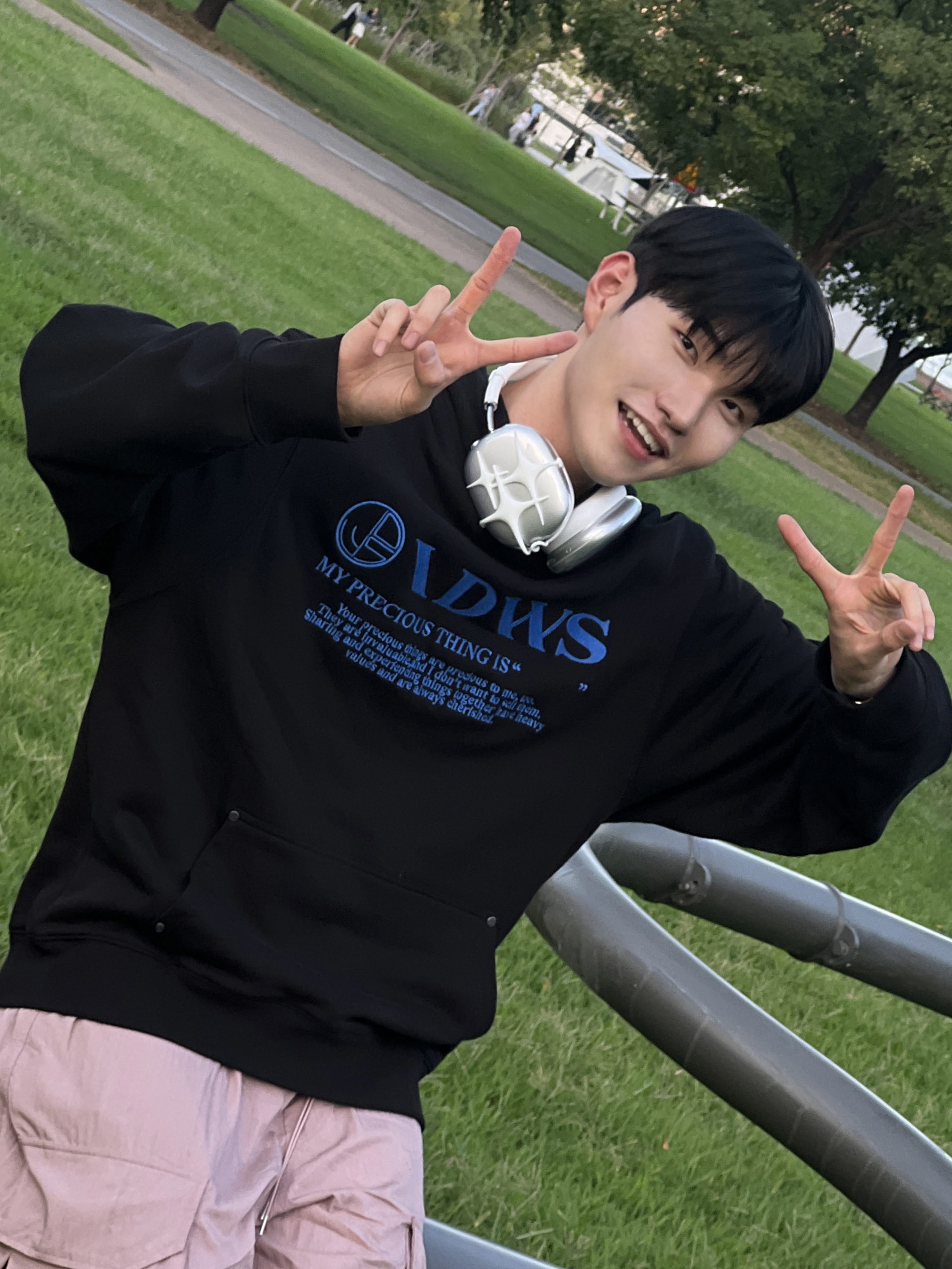 Nike x Jacquemus J Force 1 Low LX SP Black, Apple AirPods Max Lightning Silver (Korean Ver.) 착용 스타일 - 2