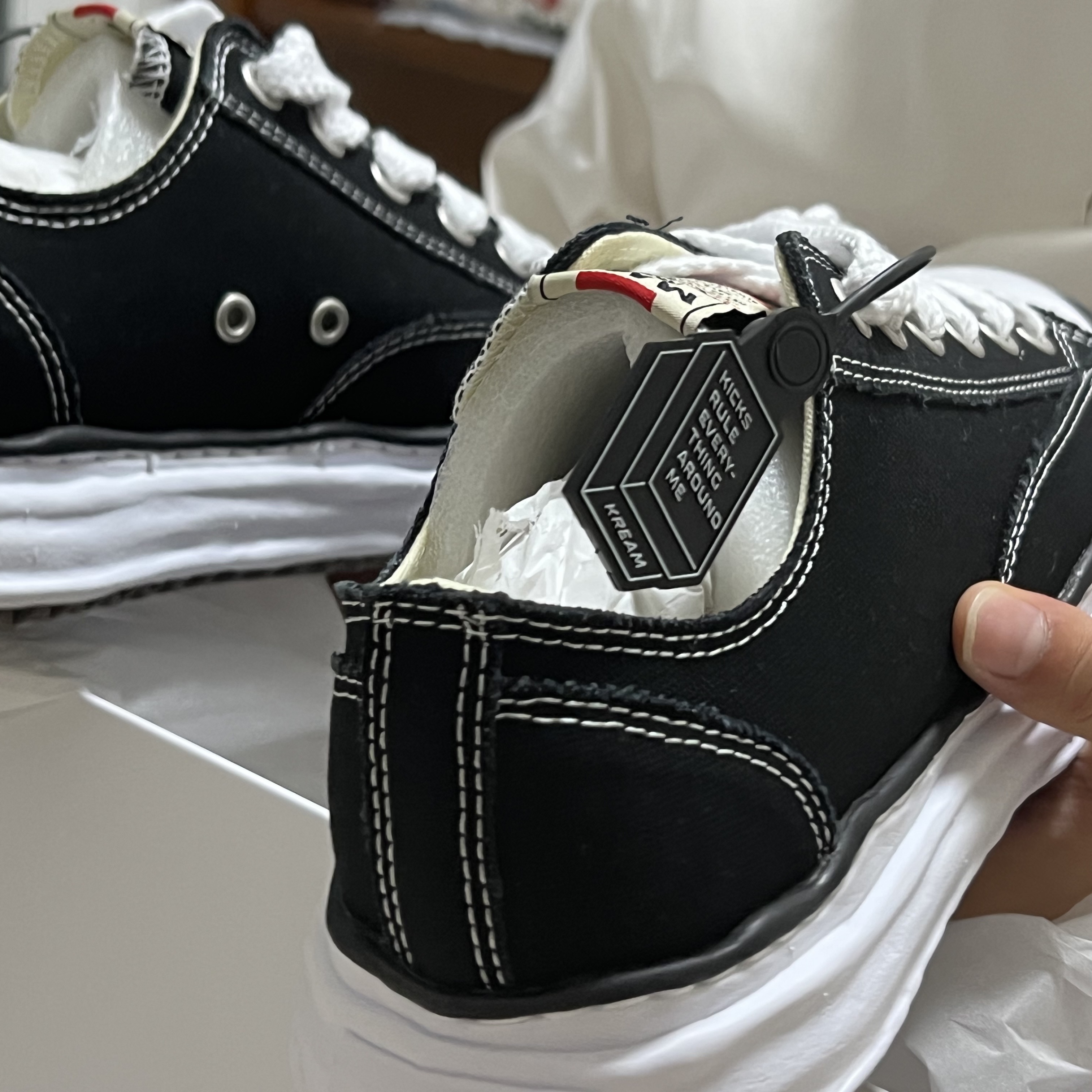 Maison Mihara Yasuhiro Peterson OG Sole Canvas Low Sneakers Black 착용 스타일