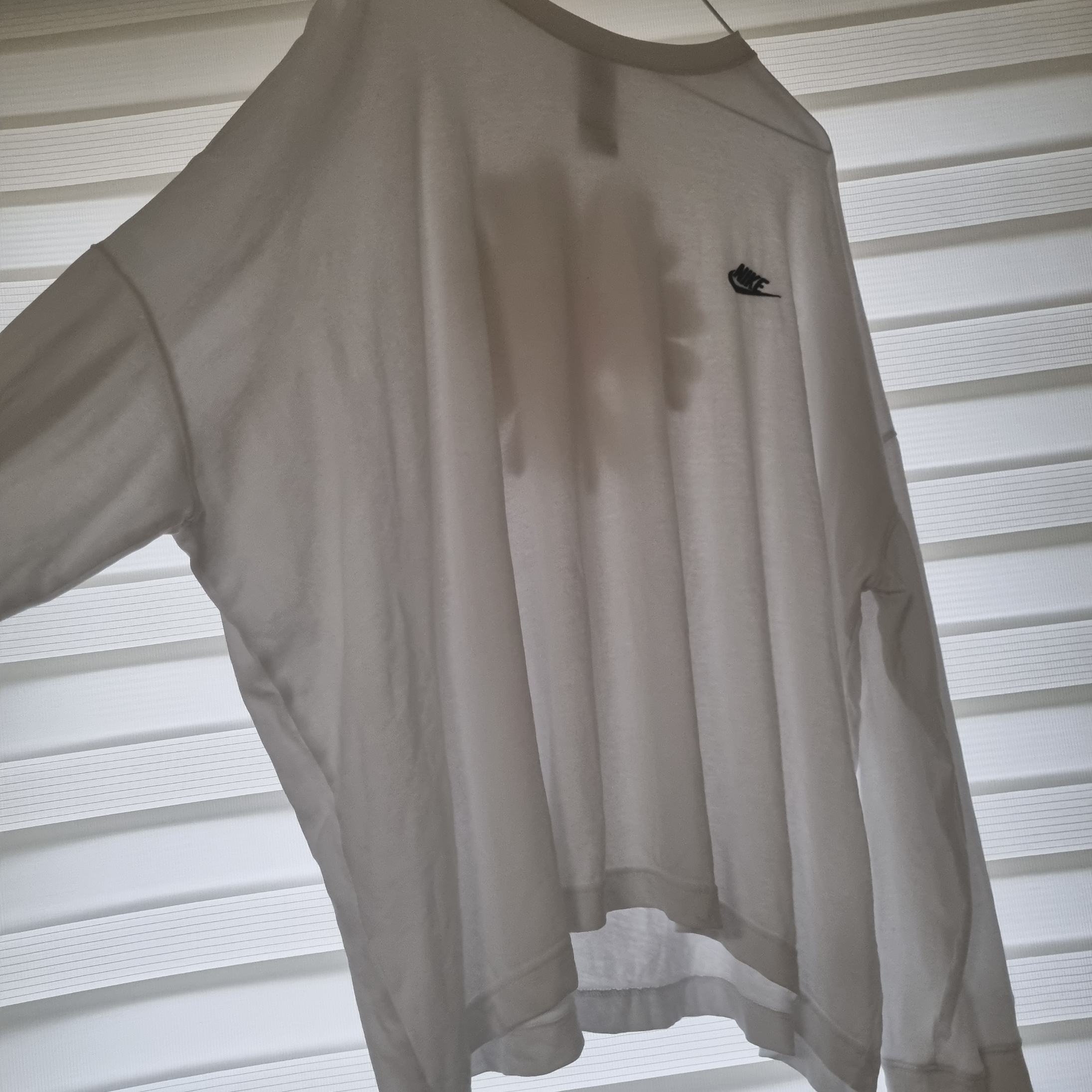 Nike x Peaceminusone LS T-Shirt White (DR0098-100), Uniqlo UT x Kaws Long Sleeve Sweatshirt Black 착용 스타일 - 2