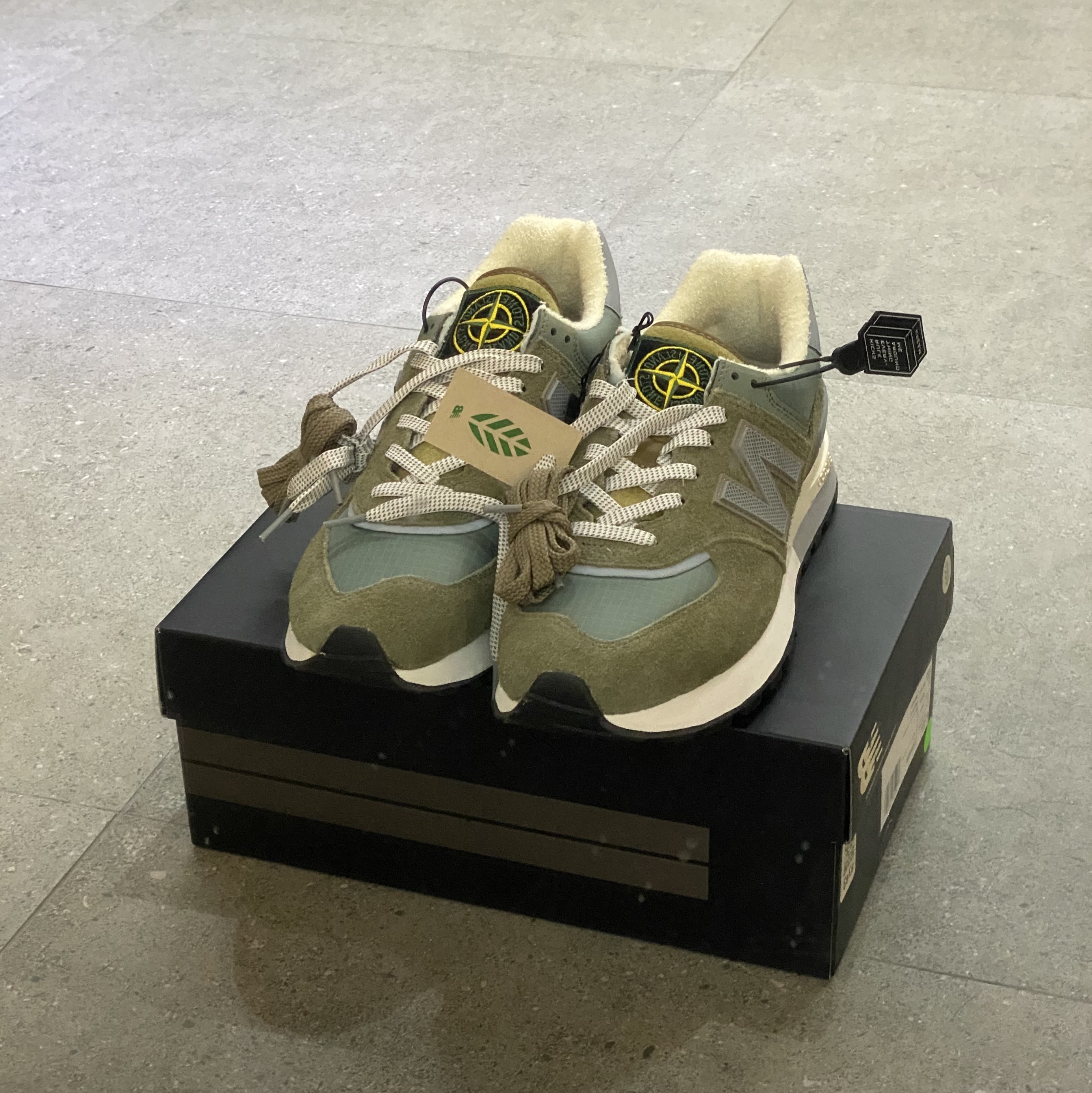 New Balance x Stone Island 574 Legacy Green, New Balance x JJJJound 990v3 Brown Black 착용 스타일 - 3
