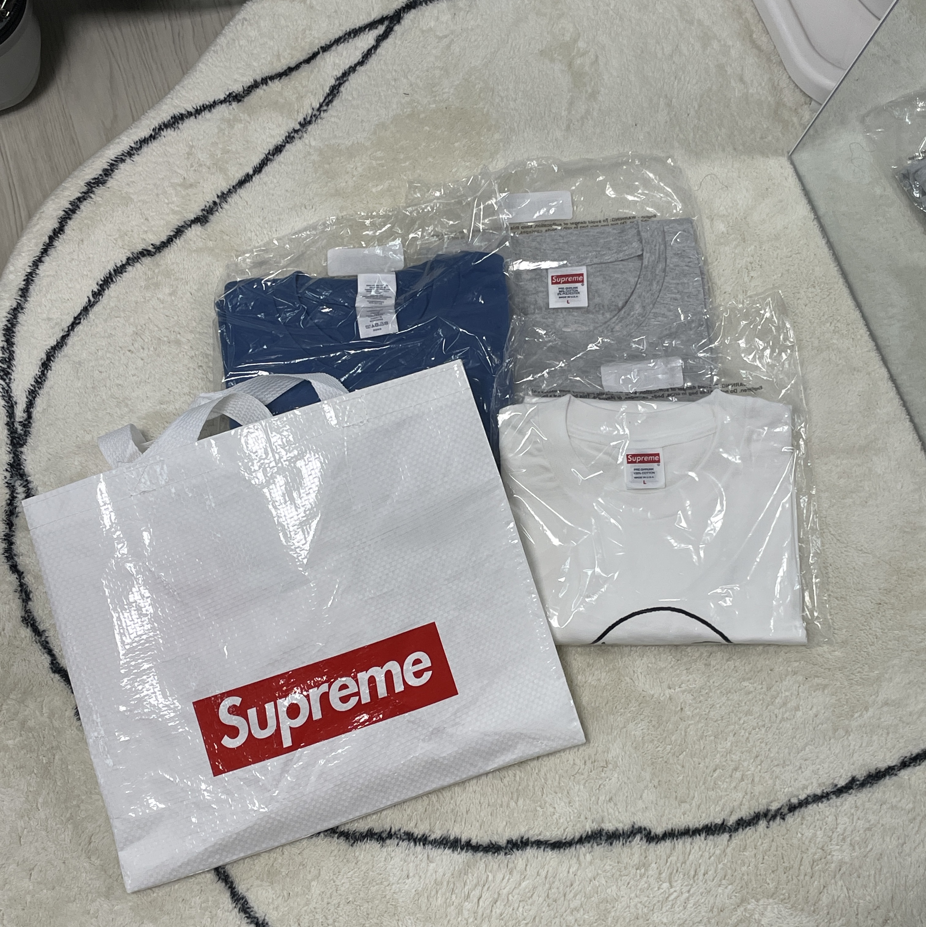 Supreme Skeleton T-Shirt White - 23FW, Supreme Skeleton T-Shirt Faded Blue - 23FW 착용 스타일