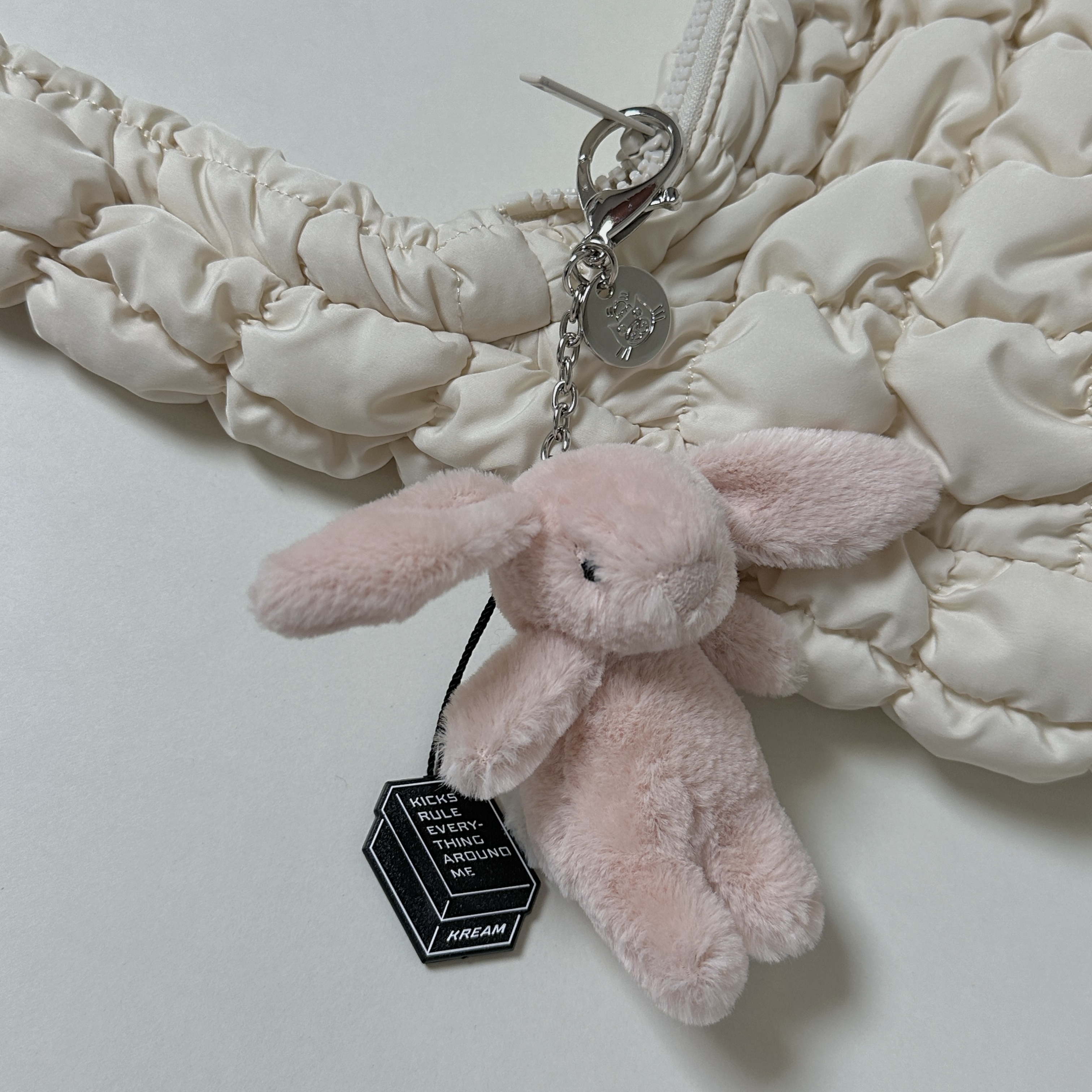 Jellycat Bashful Bunny Bag Charm Blush 착용 스타일