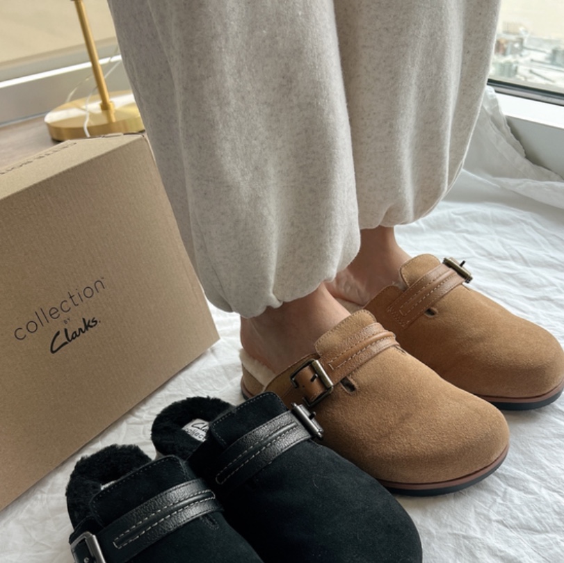 (W) Clarks Brynn Slide Tan Suede 착용 스타일 - 2
