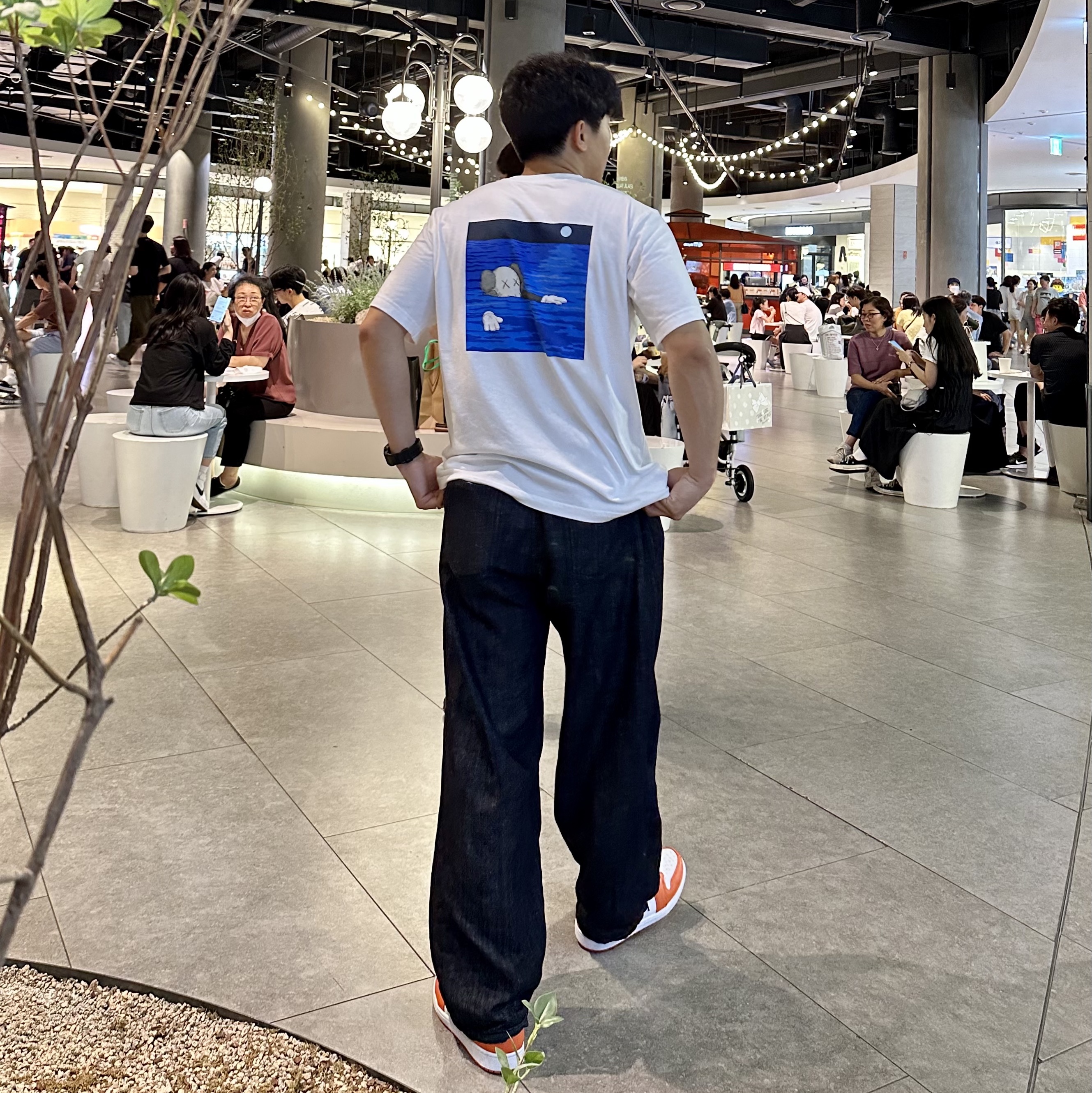 Uniqlo UT x Kaws Short Sleeve Graphic T-Shirt White, Jordan 1 Low OG Starfish 착용 스타일