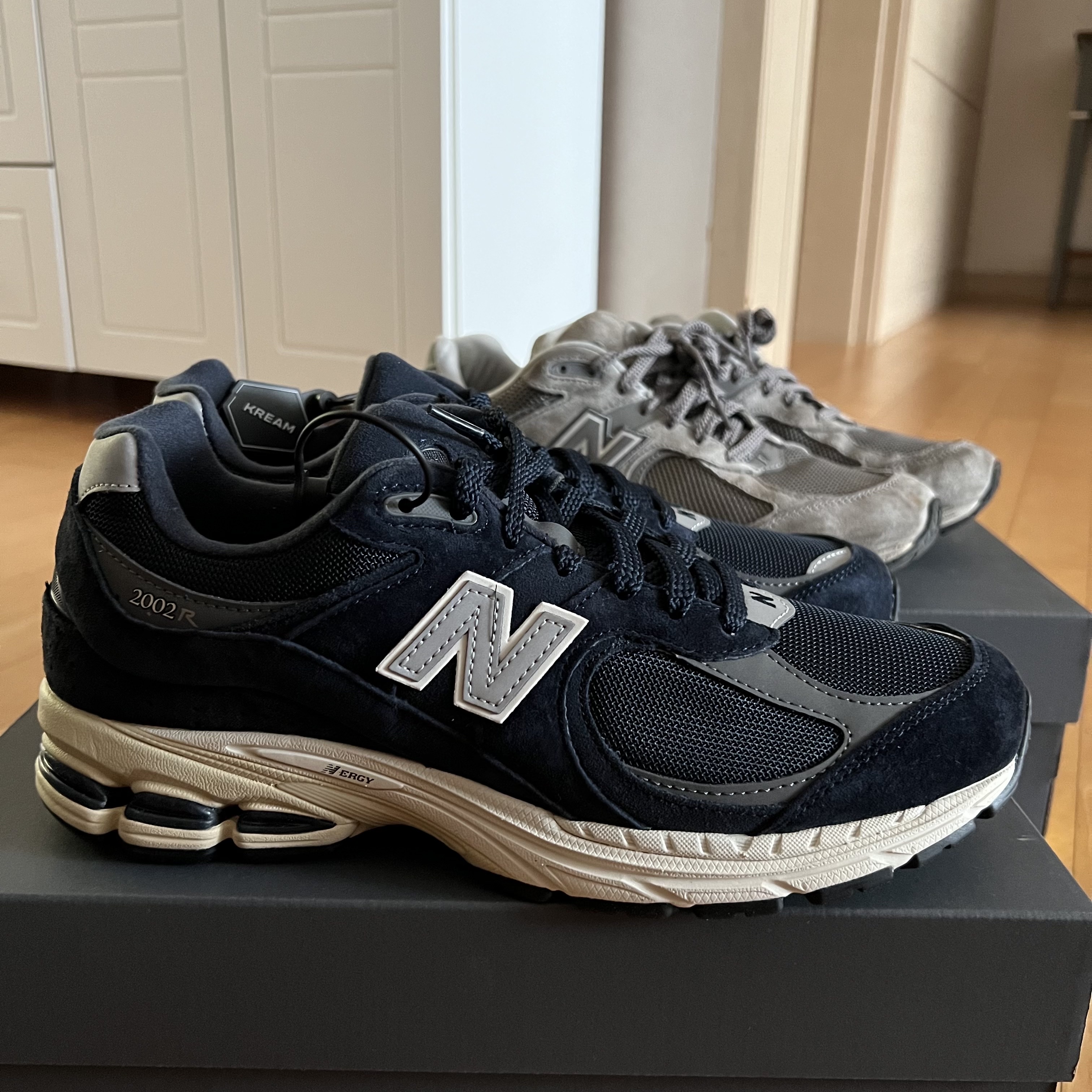 New Balance 2002R Eclipse Castlerock 착용 스타일 - 2