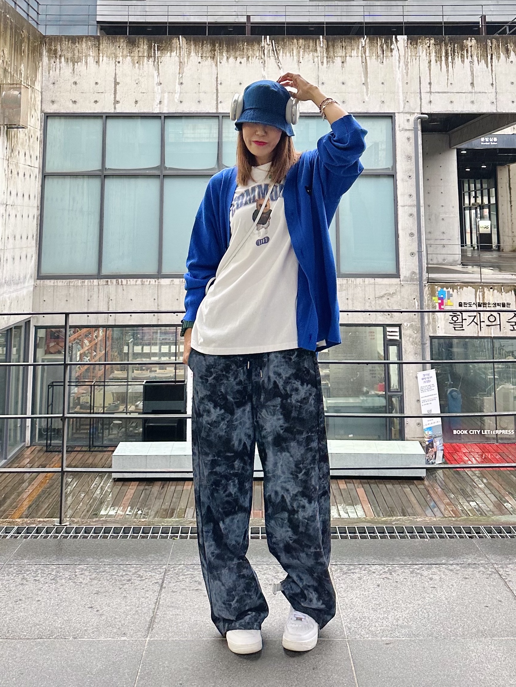 (W) Nike Air Force 1 '07 Mid White, Apple AirPods Max Lightning Silver (Korean Ver.) 착용 스타일 - 3