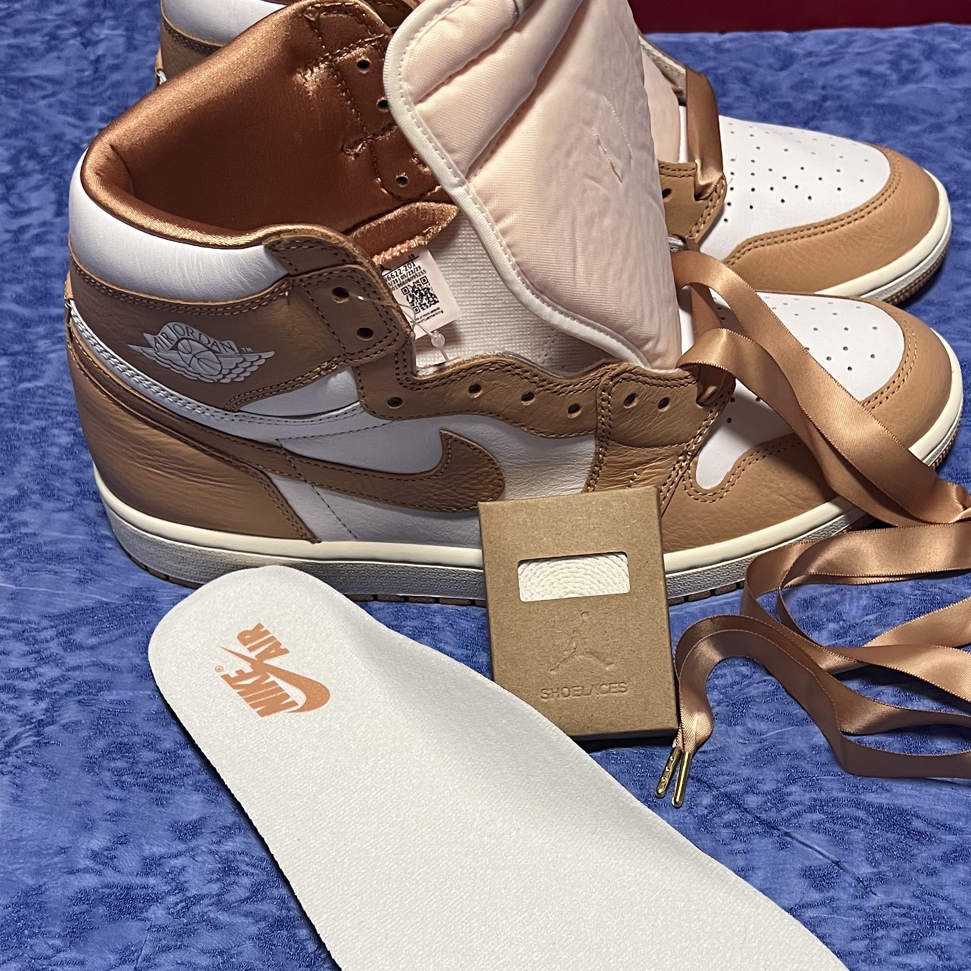 (W) Jordan 1 Retro High OG Praline, Jordan 1 Retro High OG University Gold Light Bordeaux 착용 스타일 - 2