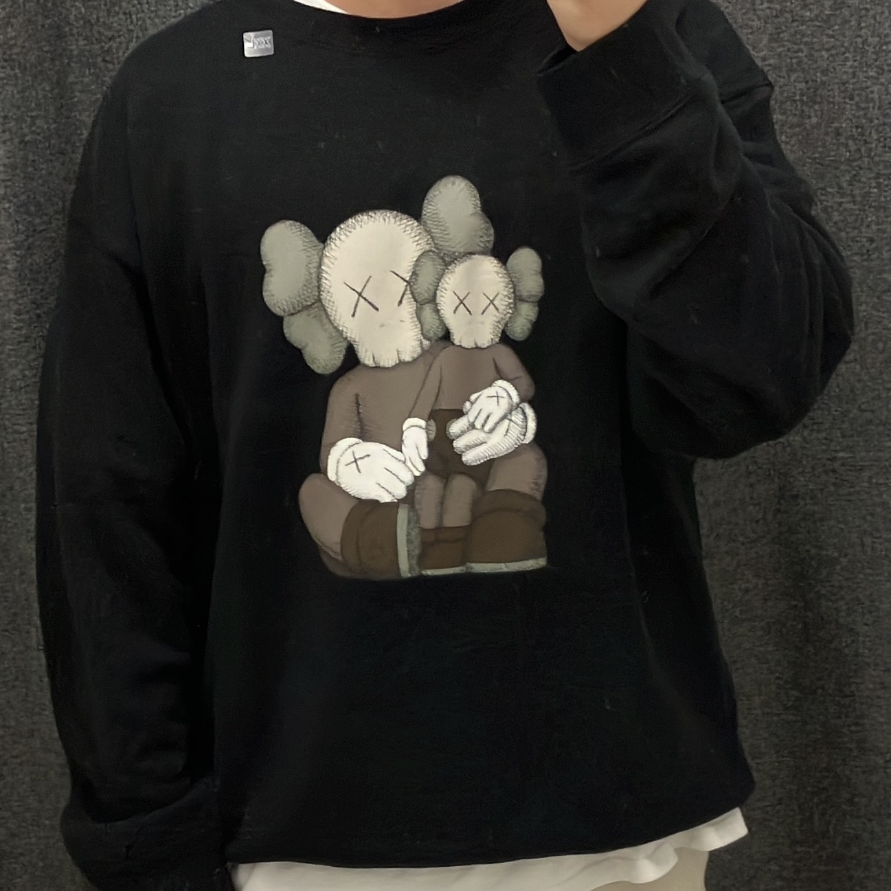 Uniqlo UT x Kaws Long Sleeve Sweatshirt Black 착용 스타일