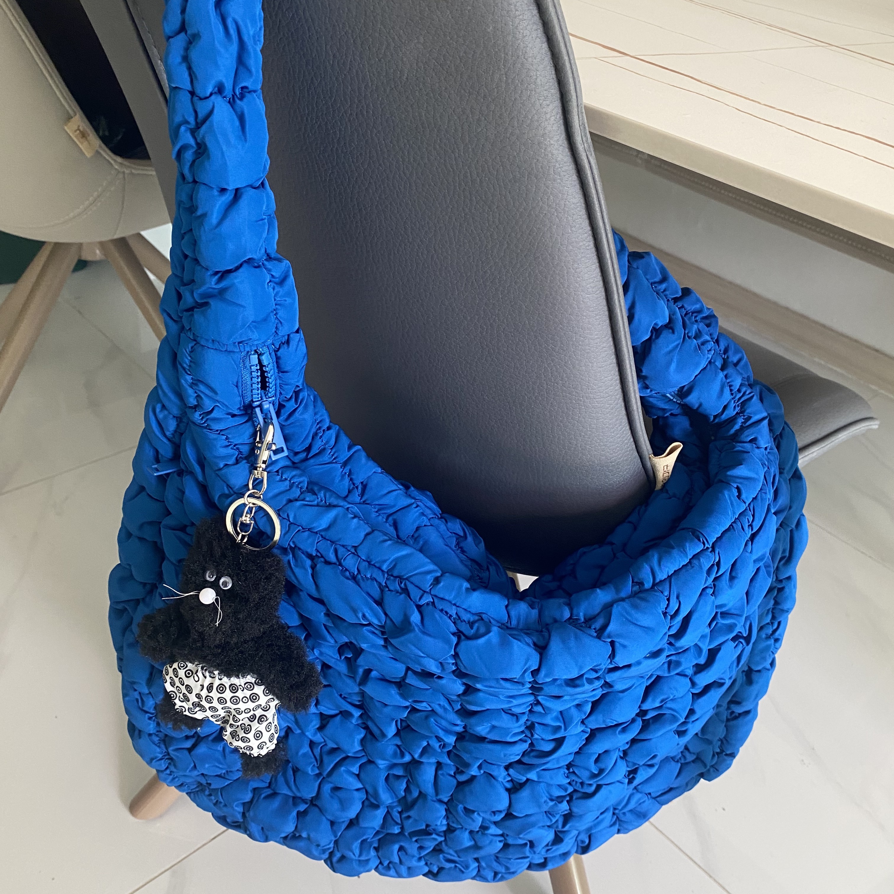 COS Quilted Oversized Shoulder Bag Blue 착용 스타일