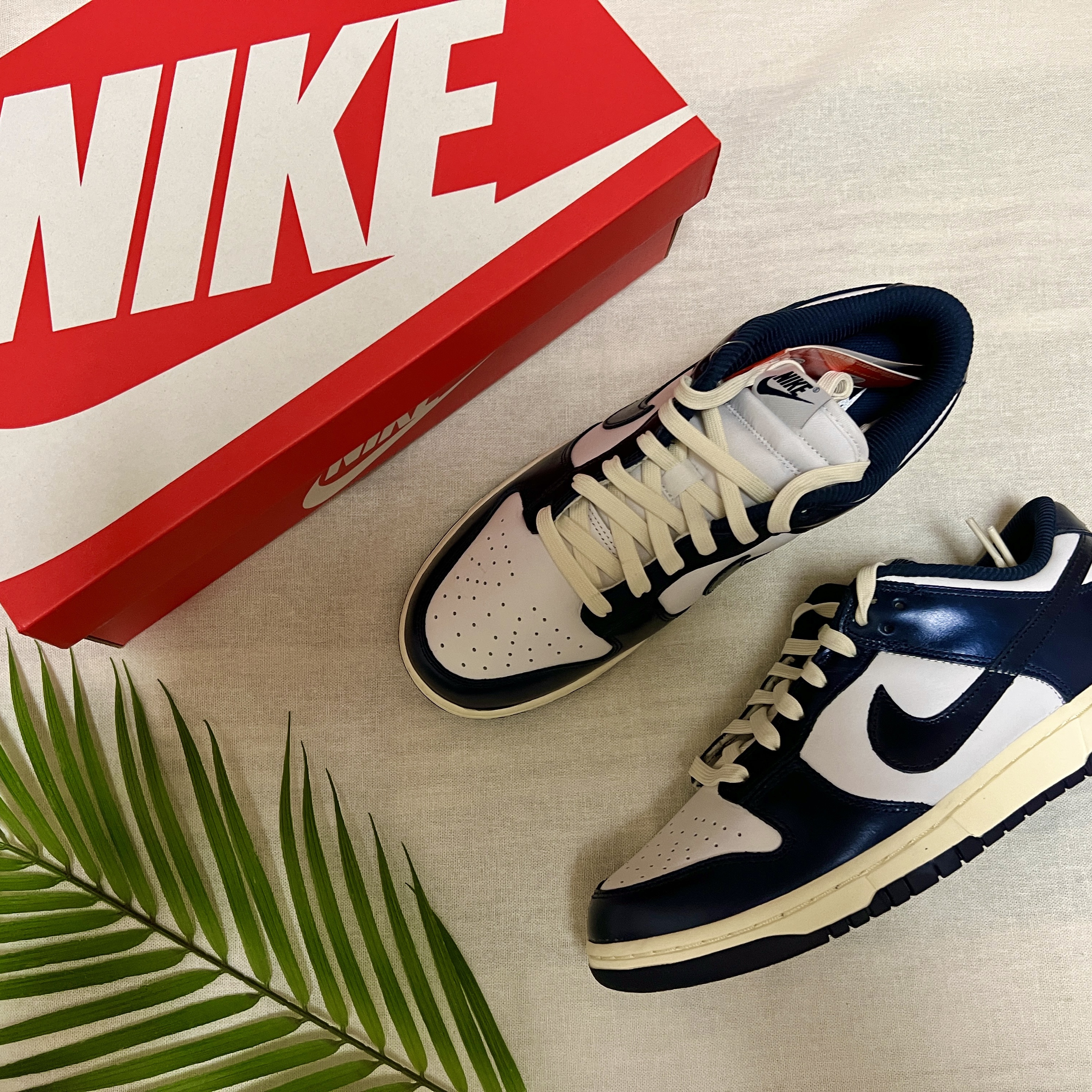 (W) Nike Dunk Low PRM Midnight Navy and White 착용 스타일 - 1