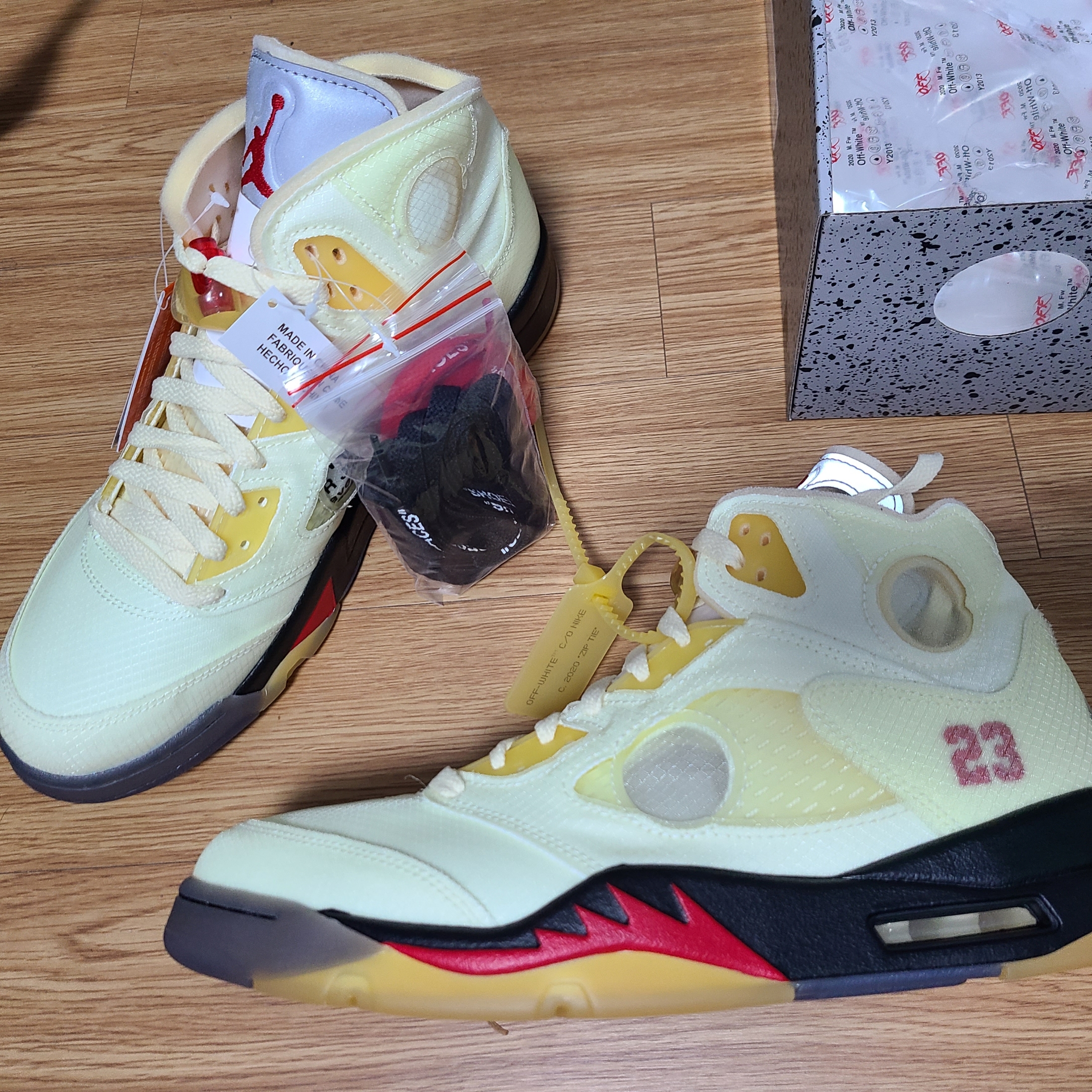 Jordan 5 x Off-White Retro SP Sail Fire Red 착용 스타일 - 1