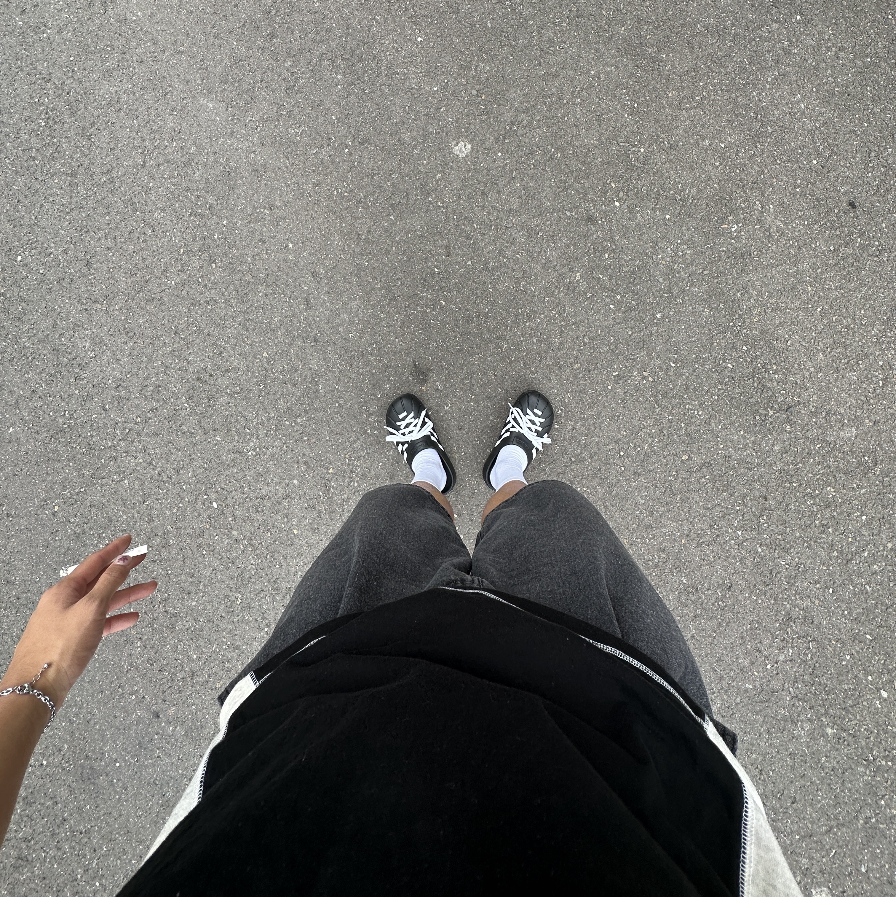 Adidas Adilette Clog Black White 착용 스타일