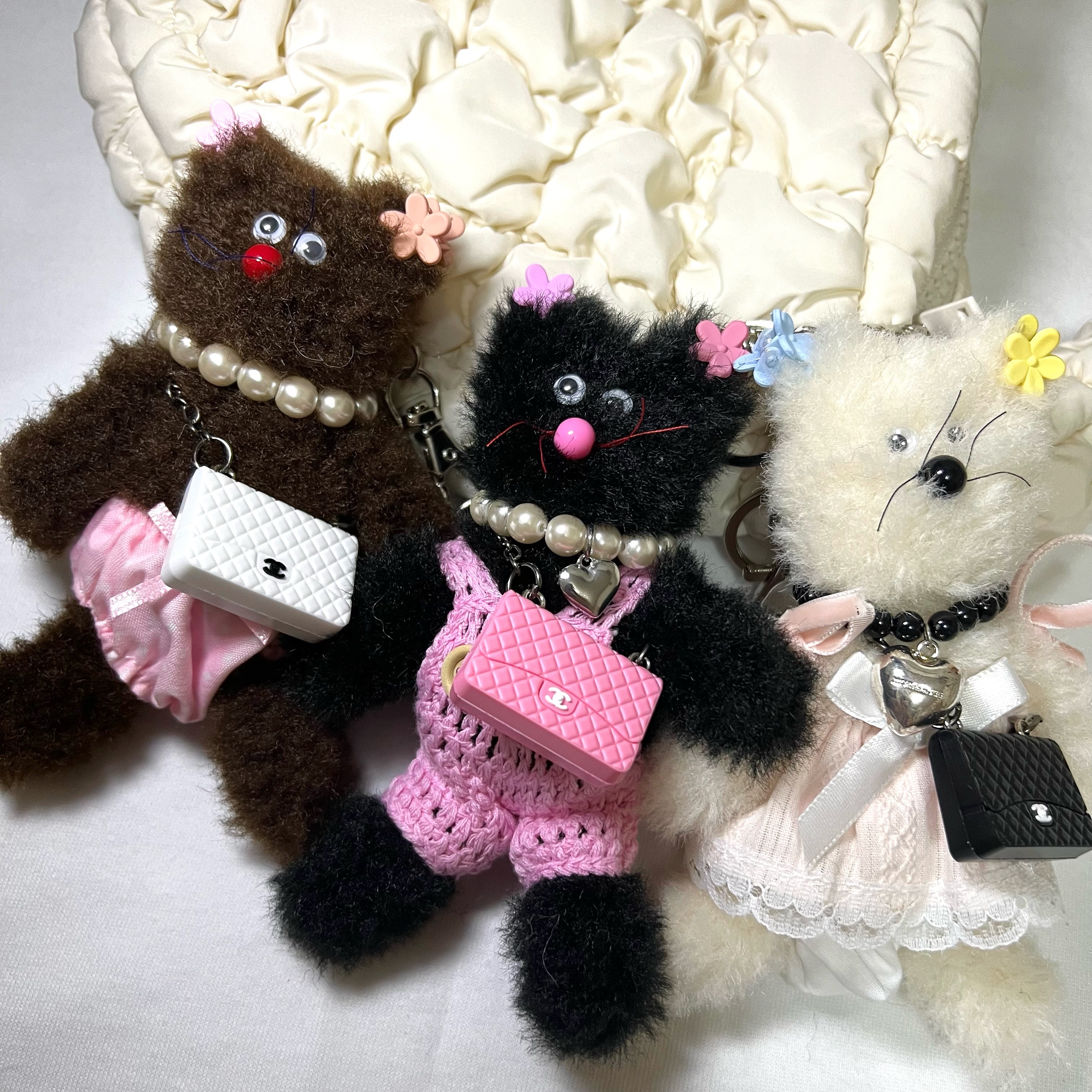 Monamhee Beulpingi Keyring with White Pants Black, Monamhee Bred Keyring with Pink Pants Brown 착용 스타일