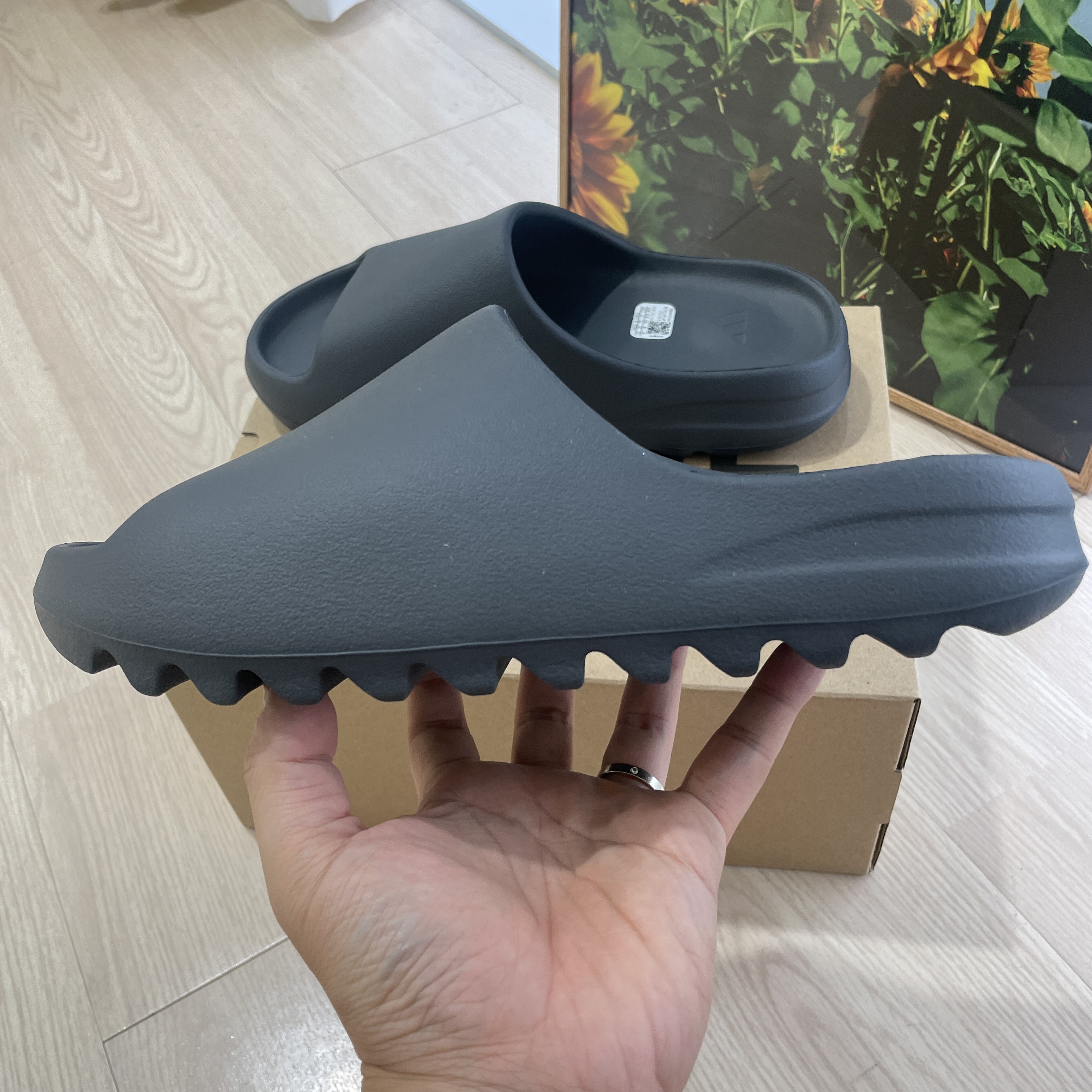 Adidas Yeezy Slide Slate Grey 착용 스타일