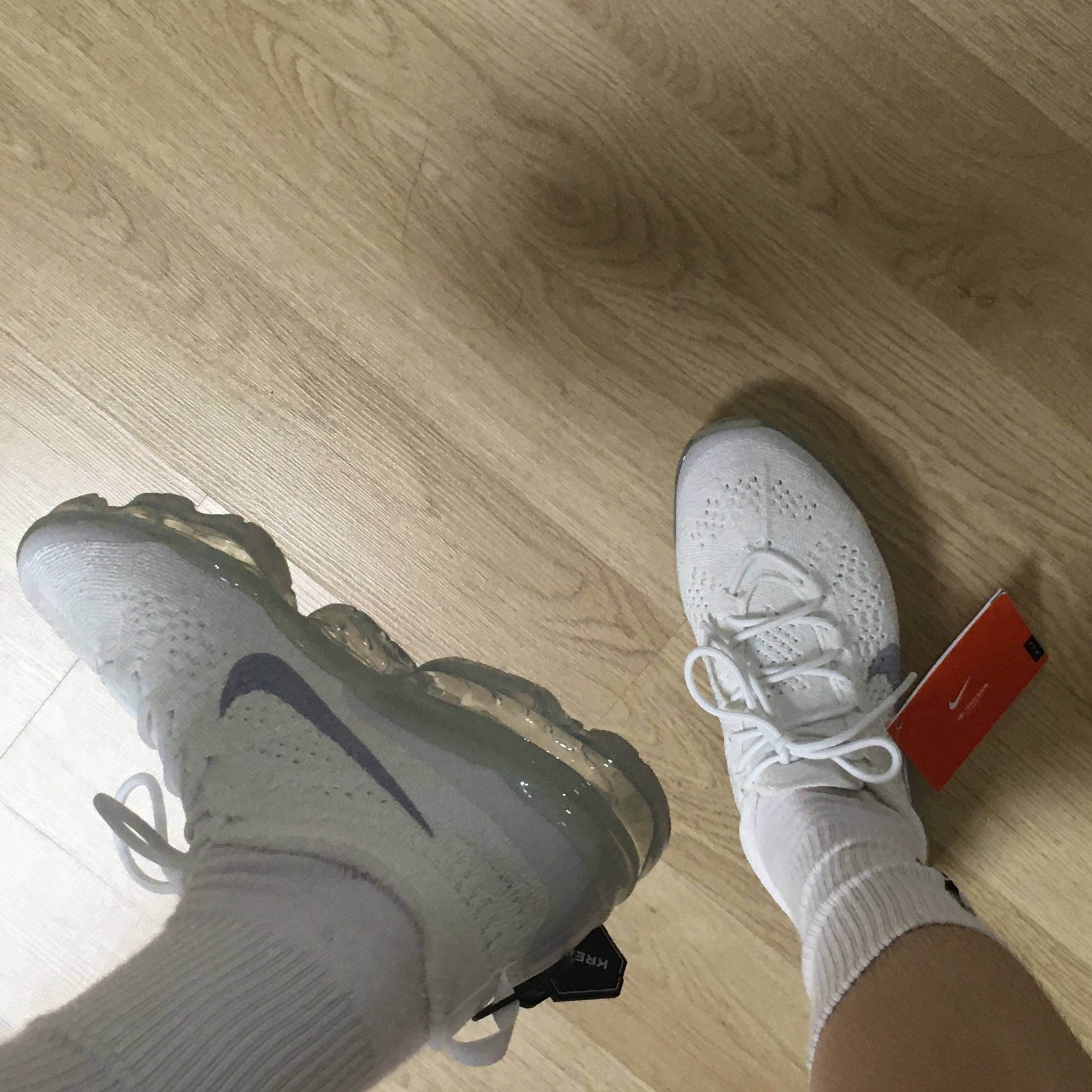 (W) Nike Air Vapormax 2023 Flyknit White 착용 스타일 - 2