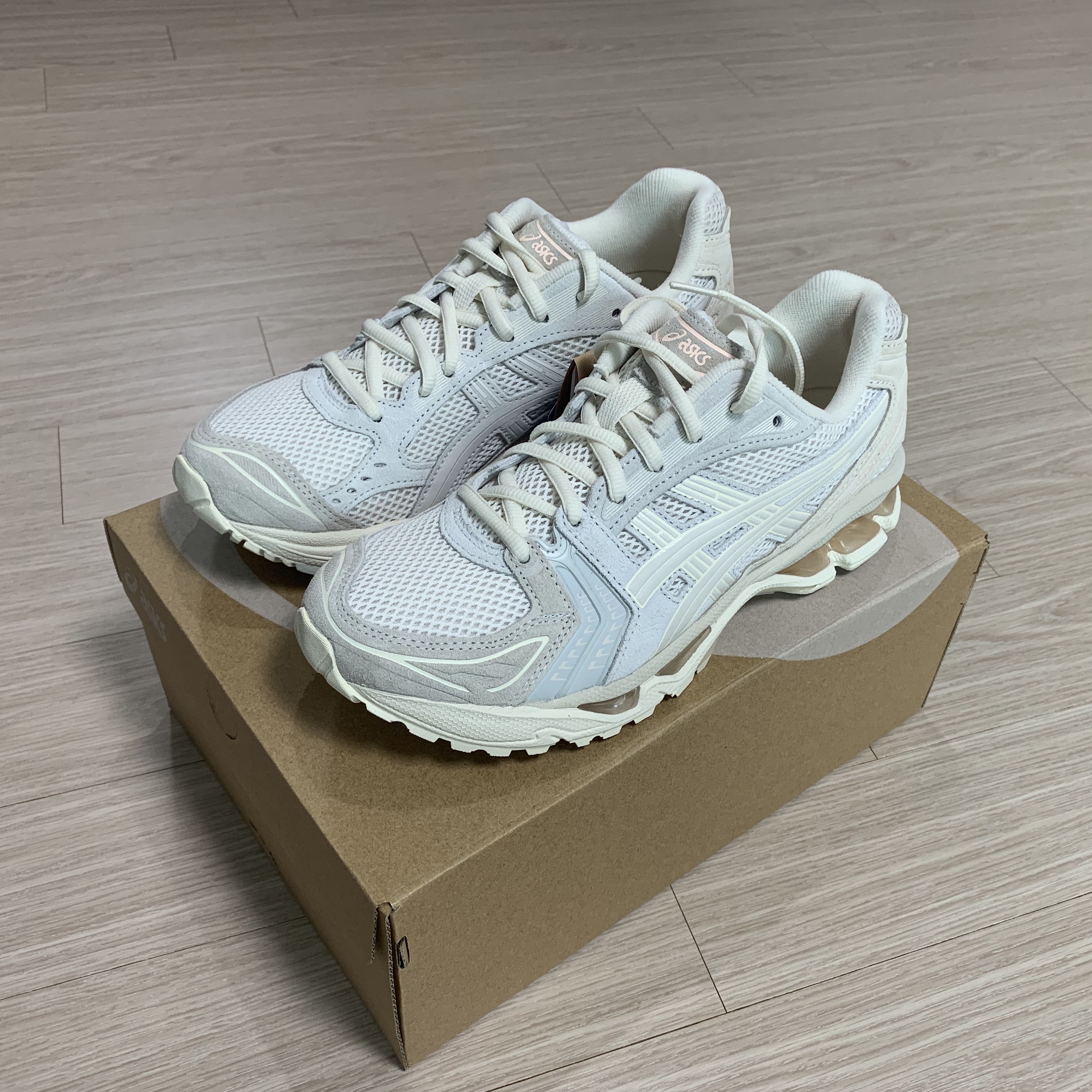 (W) Asics Gel-Kayano 14 Cream Blush 착용 스타일 - 1