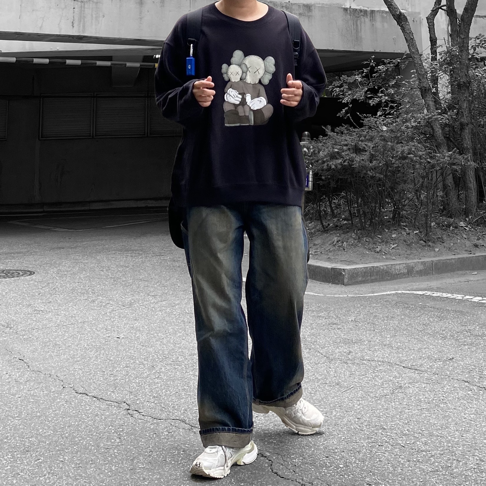 Uniqlo UT x Kaws Long Sleeve Sweatshirt Black, Balenciaga Runner Sneakers White 착용 스타일 - 2