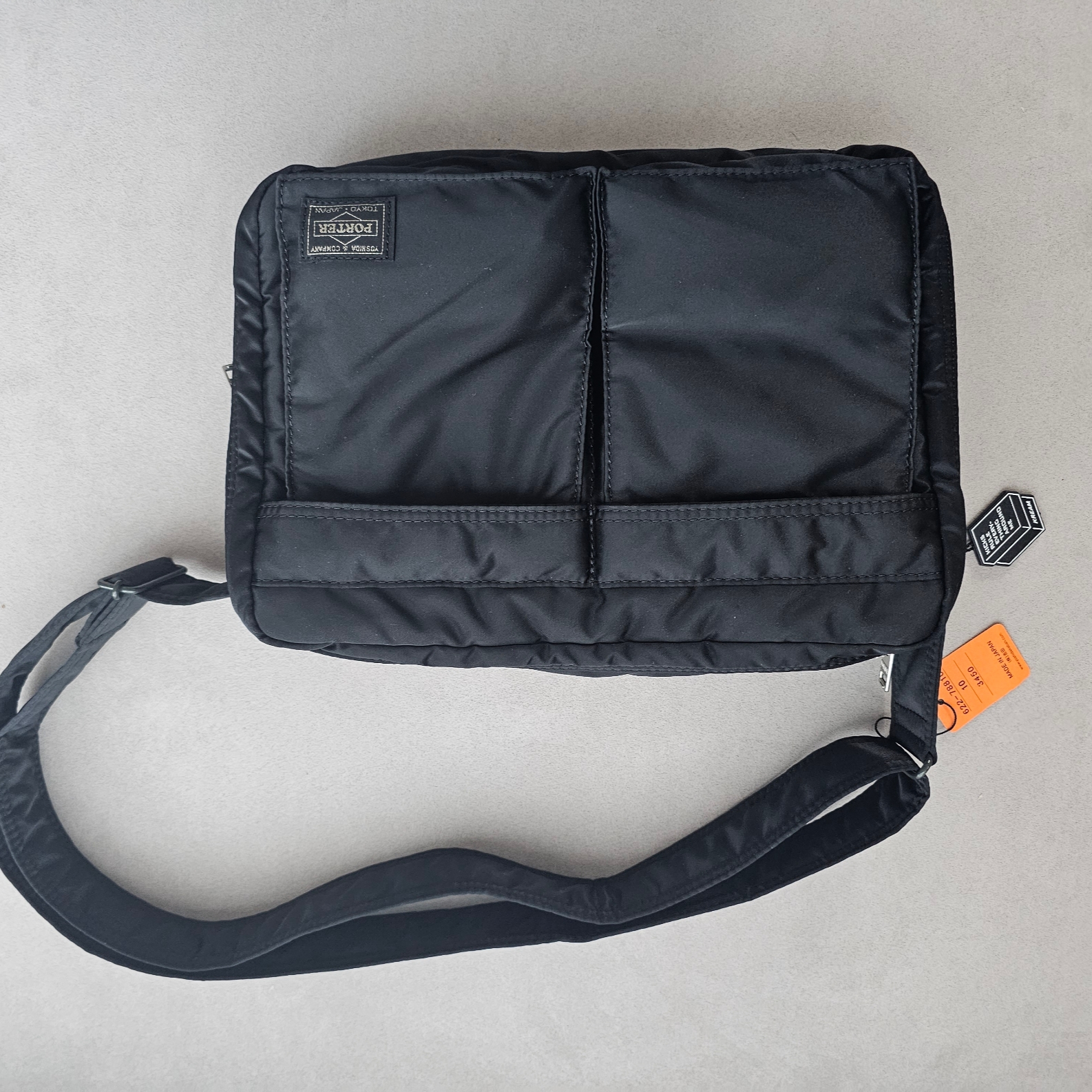 Porter Tanker Shoulder Bag L Black 착용 스타일