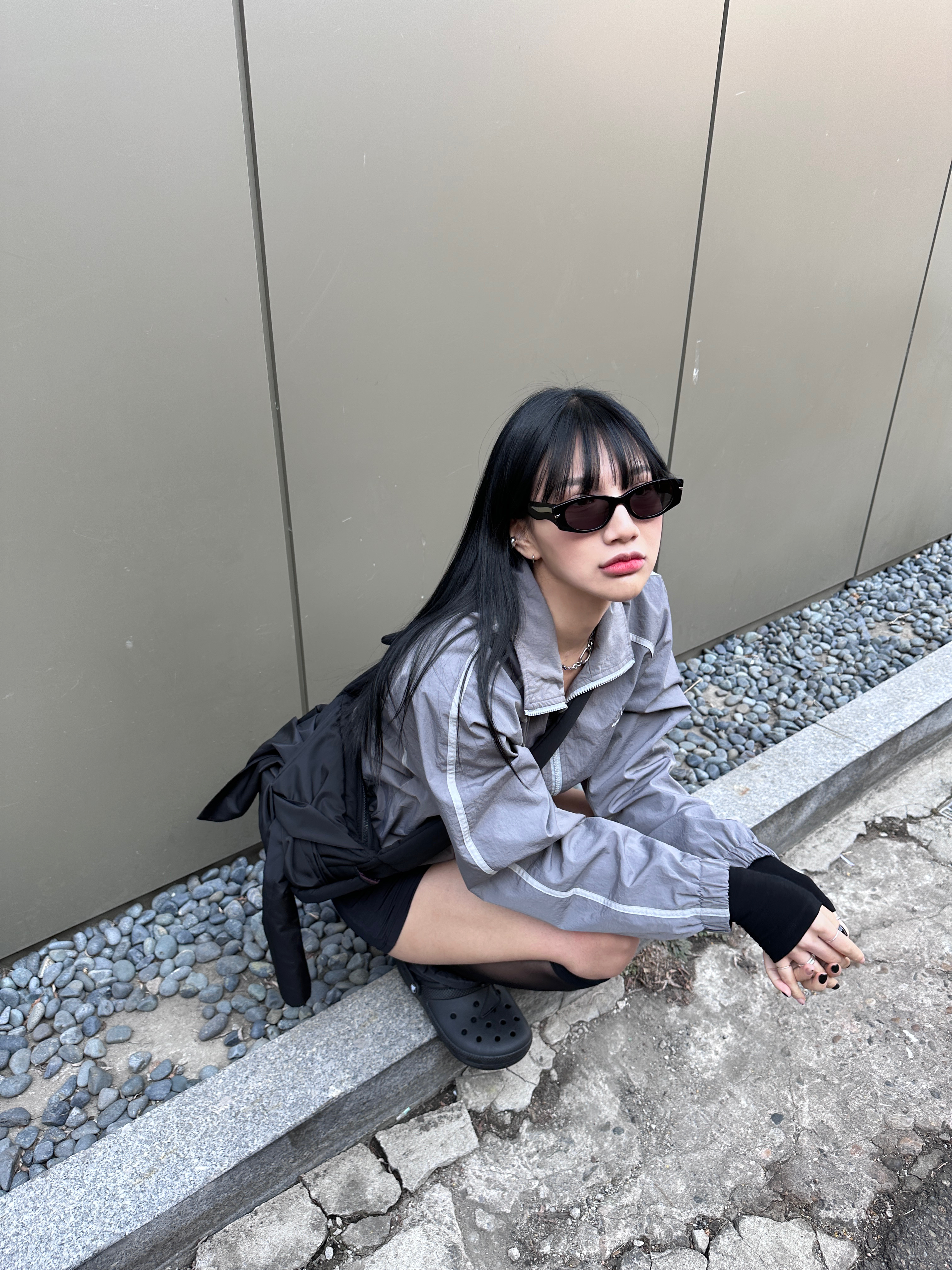 Crocs Classic Lined Neo Puff Boot Black 착용 스타일 - 1