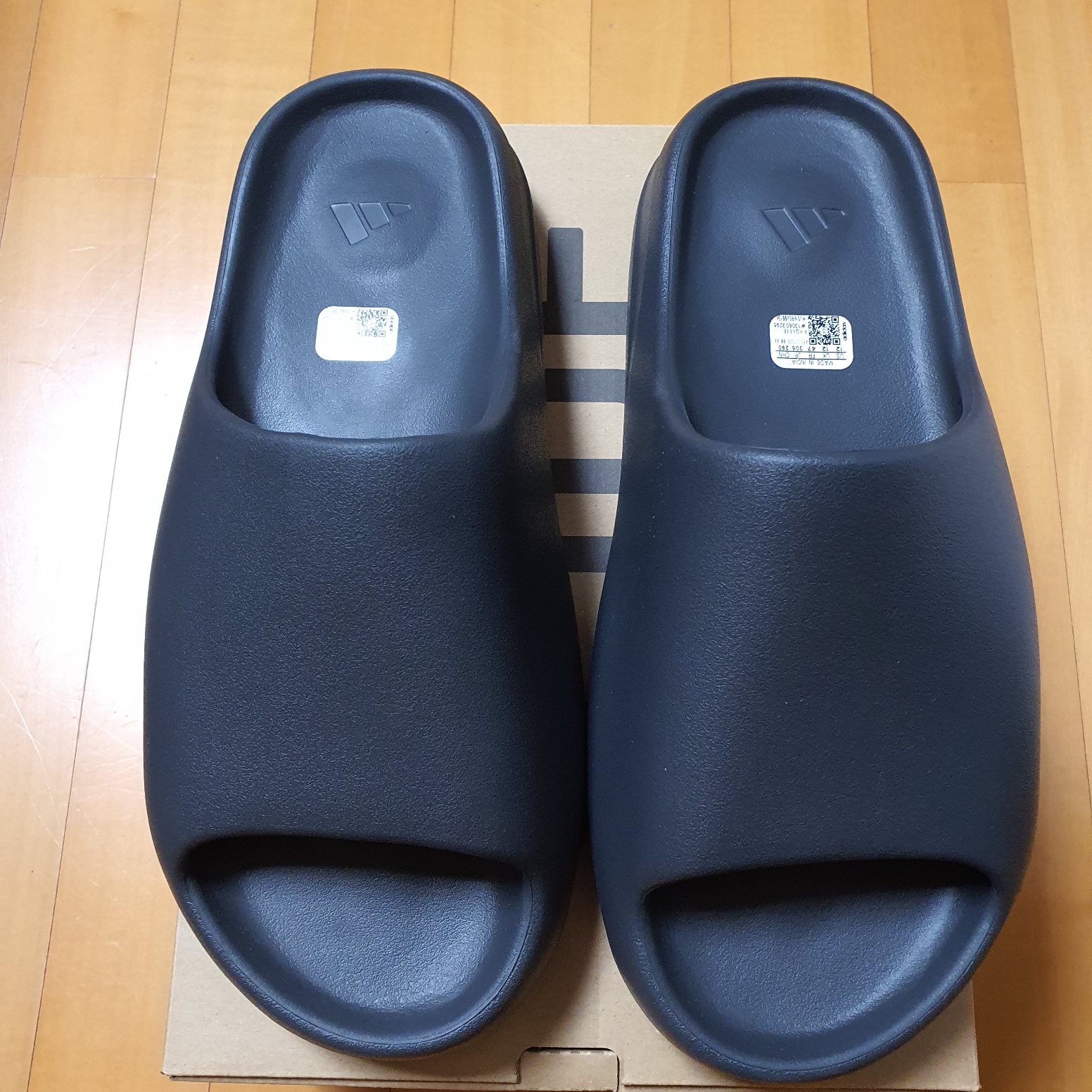 Adidas Yeezy Slide Onyx 착용 스타일