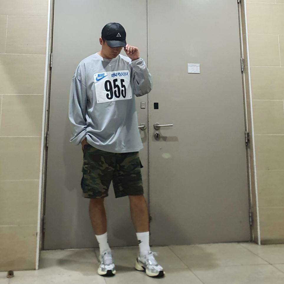 Nike V2K Run Summit White Metallic Silver, Nike x Cactus Plant Flea Market L/S Jersey Grey - Asia 착용 스타일 - 1
