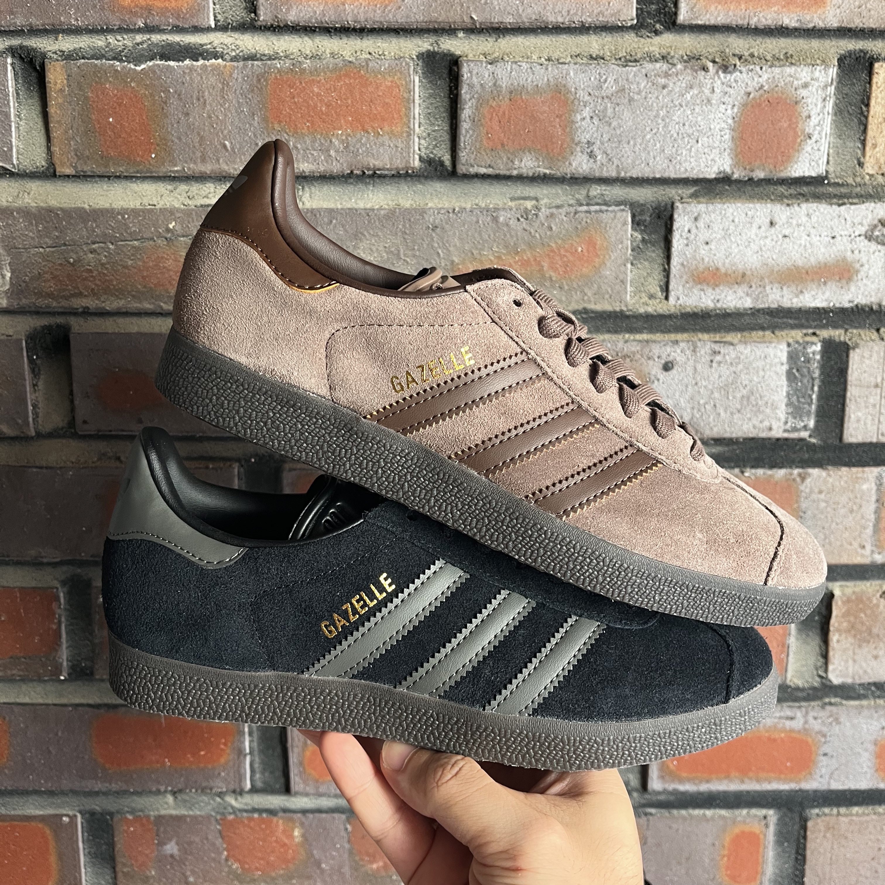 Adidas Gazelle Earth Strata Brown Gum, Adidas Gazelle Core Black Gold Metallic Gum 착용 스타일 - 1