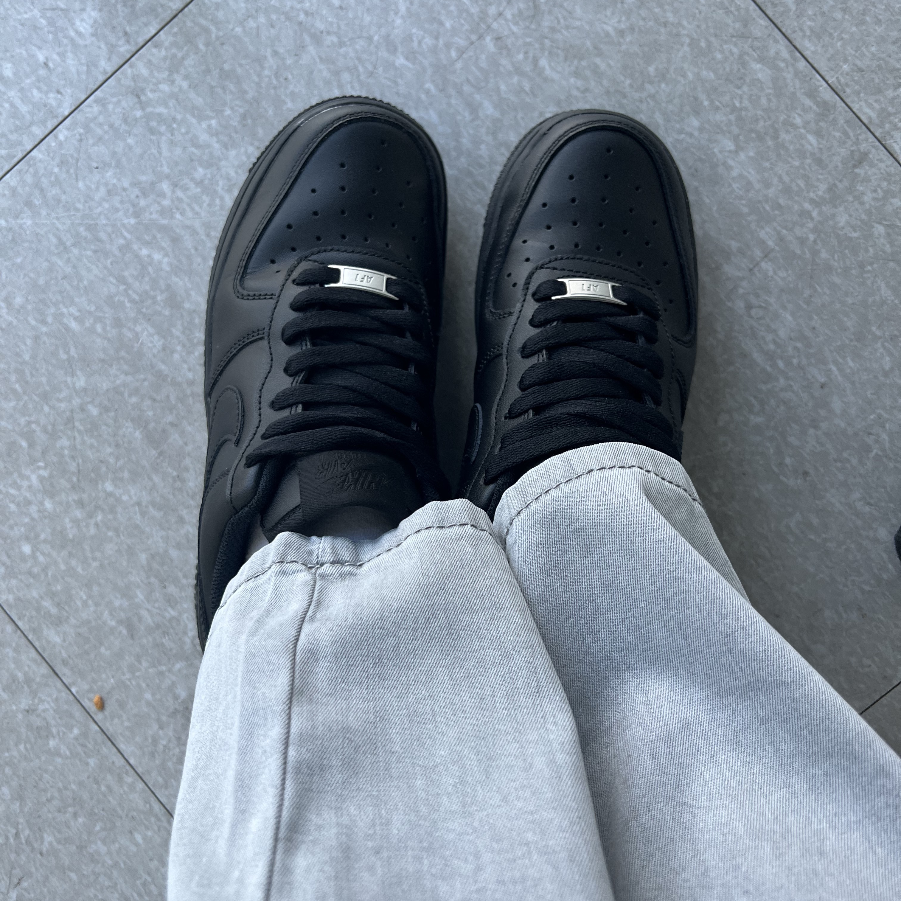 (W) Nike Air Force 1 '07 Low Triple Black 착용 스타일