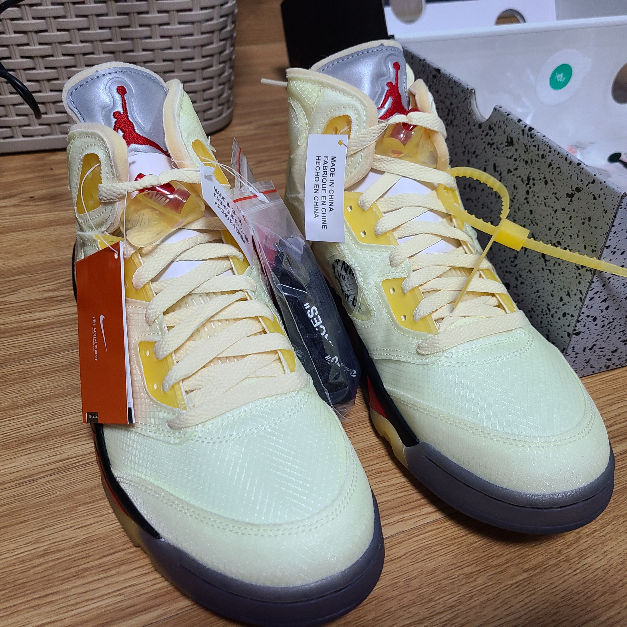 Jordan 5 x Off-White Retro SP Sail Fire Red 착용 스타일 - 2