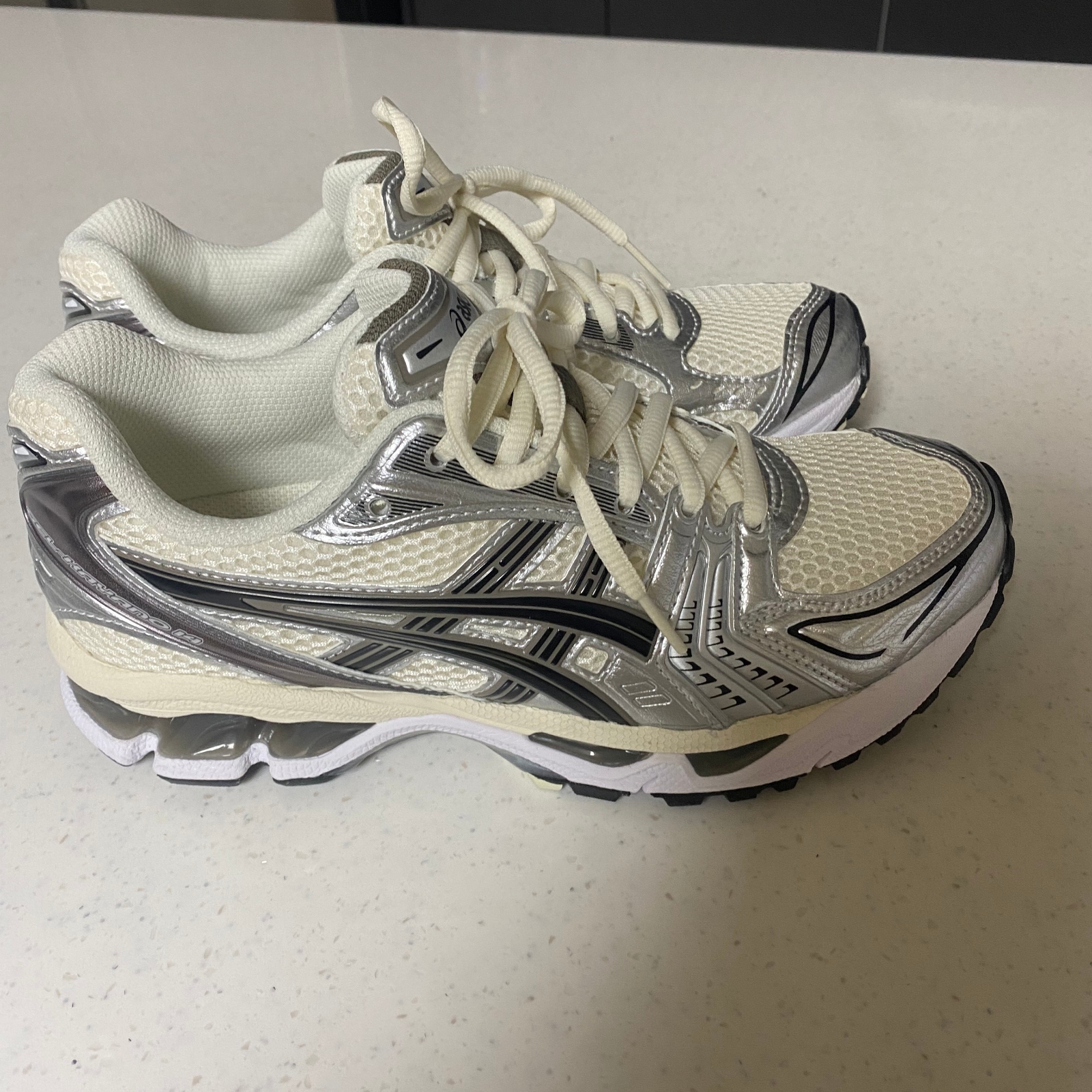 Asics Gel-Kayano 14 Cream Black 착용 스타일 - 1